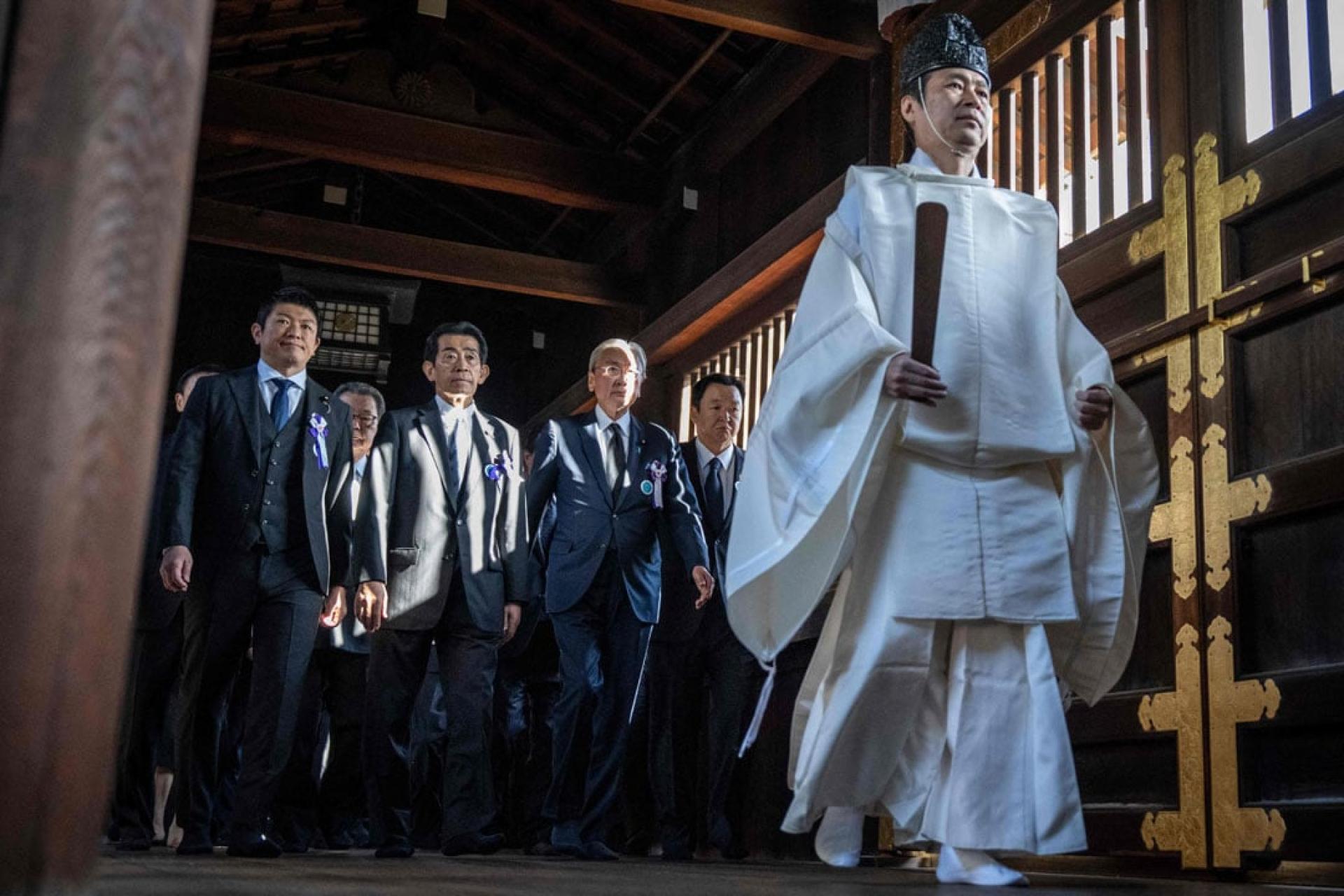 一组国会议员到靖国神社进行集体参拜。