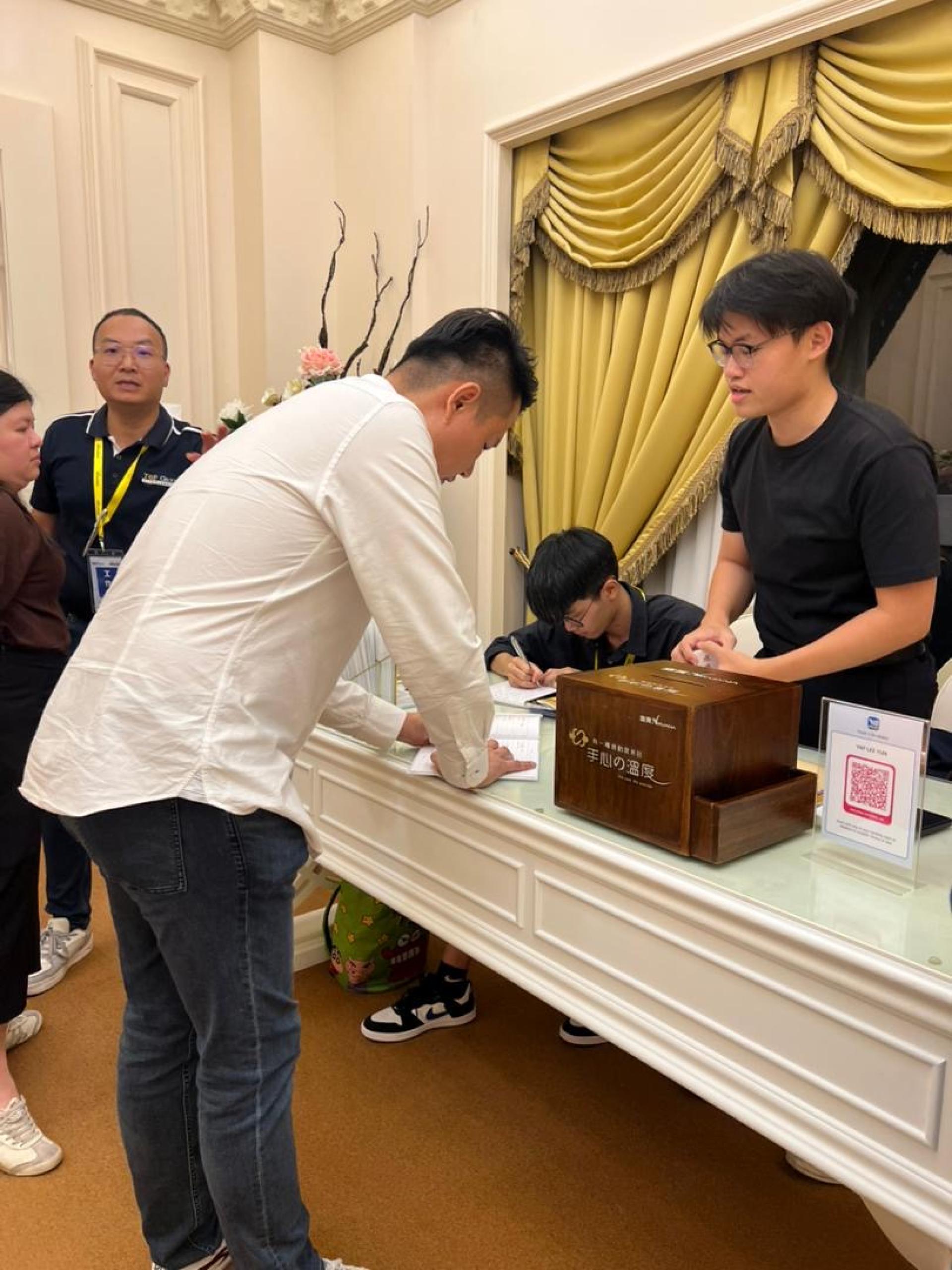 砂希望联盟兼行动党秘书林思健律师亲自前往吊唁和慰问，表达深切关怀。