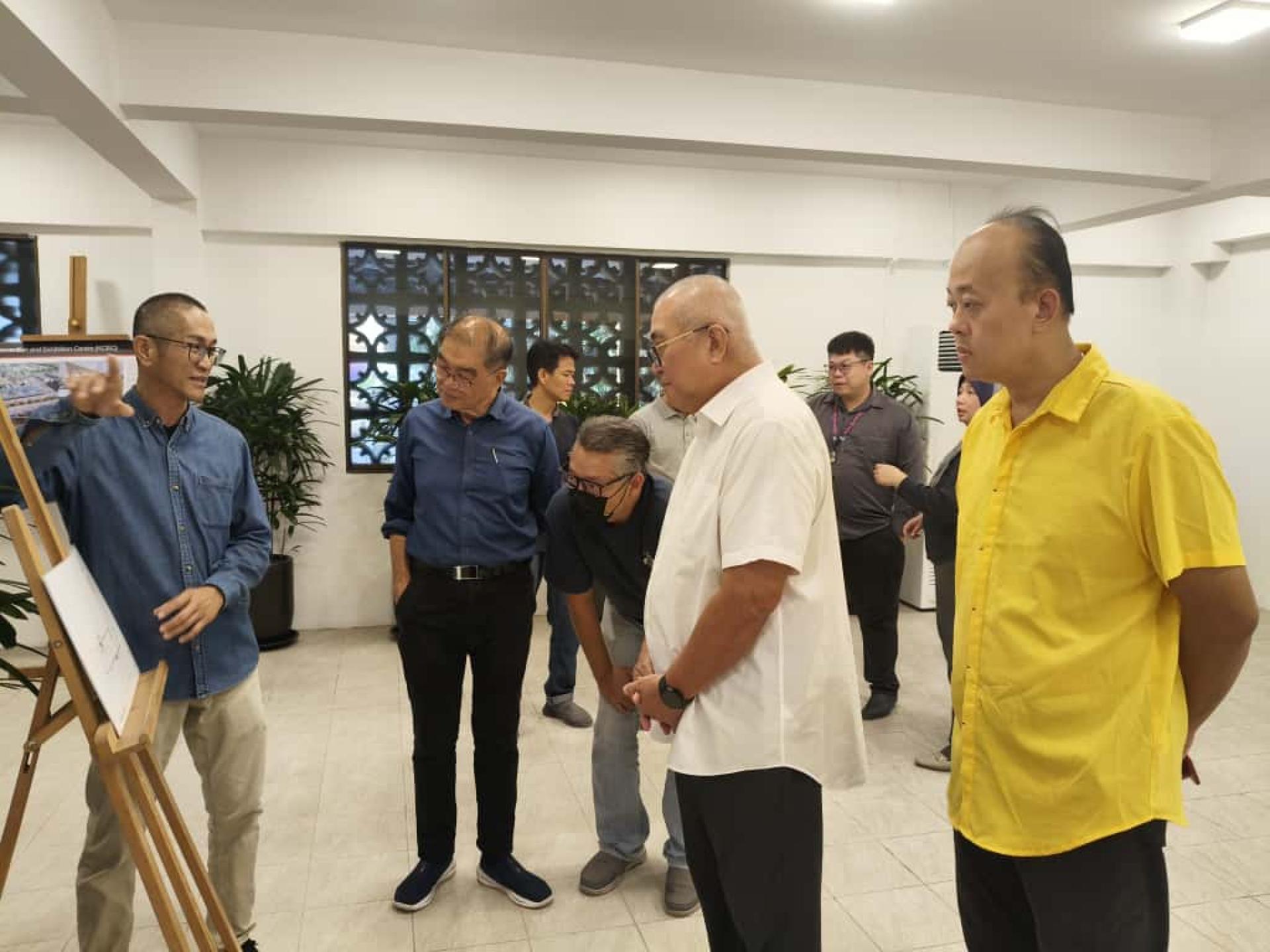 美里市长俞小珊（右2）聆听TAK集团高级工程项目经理廖明汉（左1）汇报底楼工程进度。