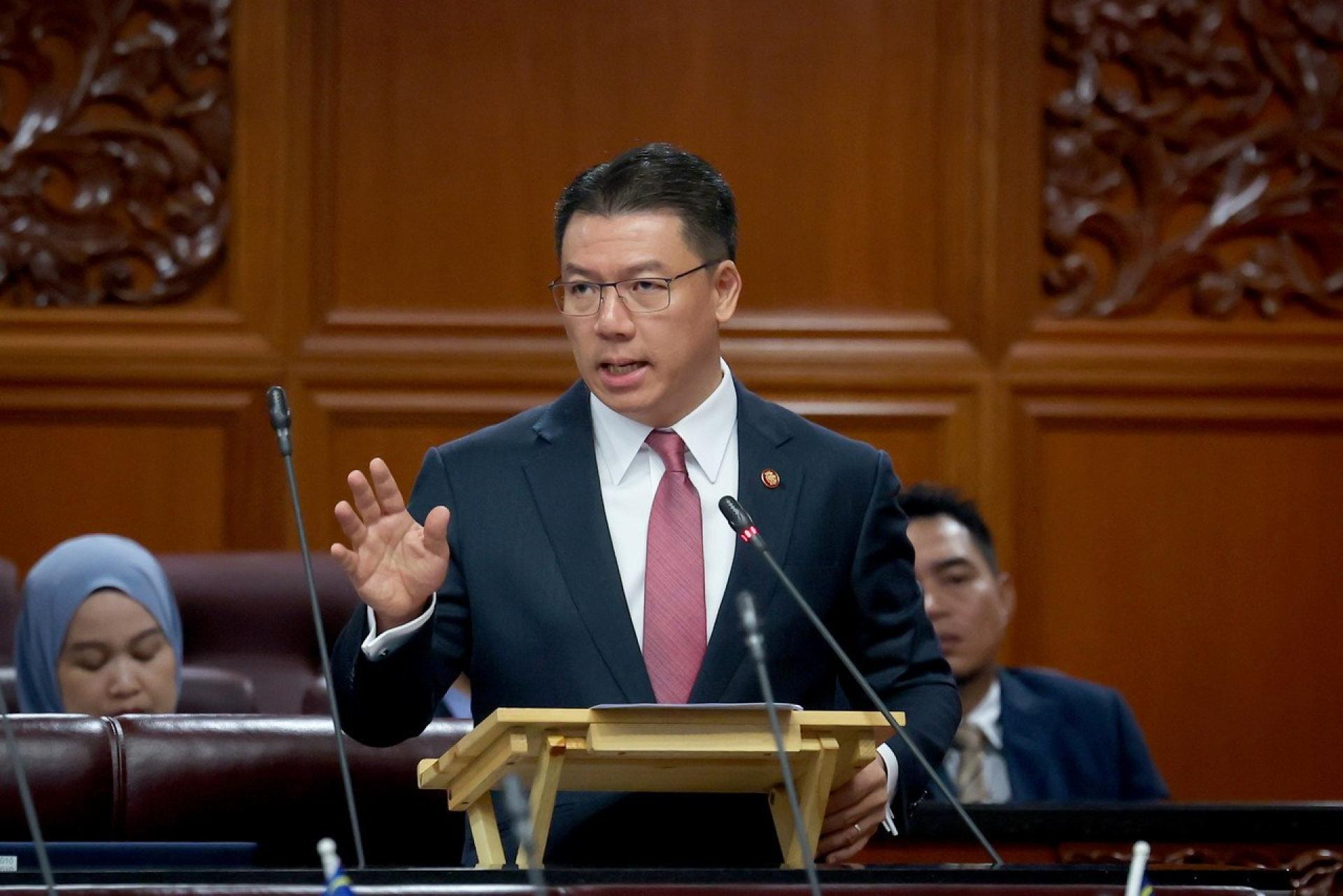 倪可敏：房政部目标是在2026年，把车龄超过10年的交通工具或机械更换为电动车，并到2030年实现至少50%的电动汽车使用率。