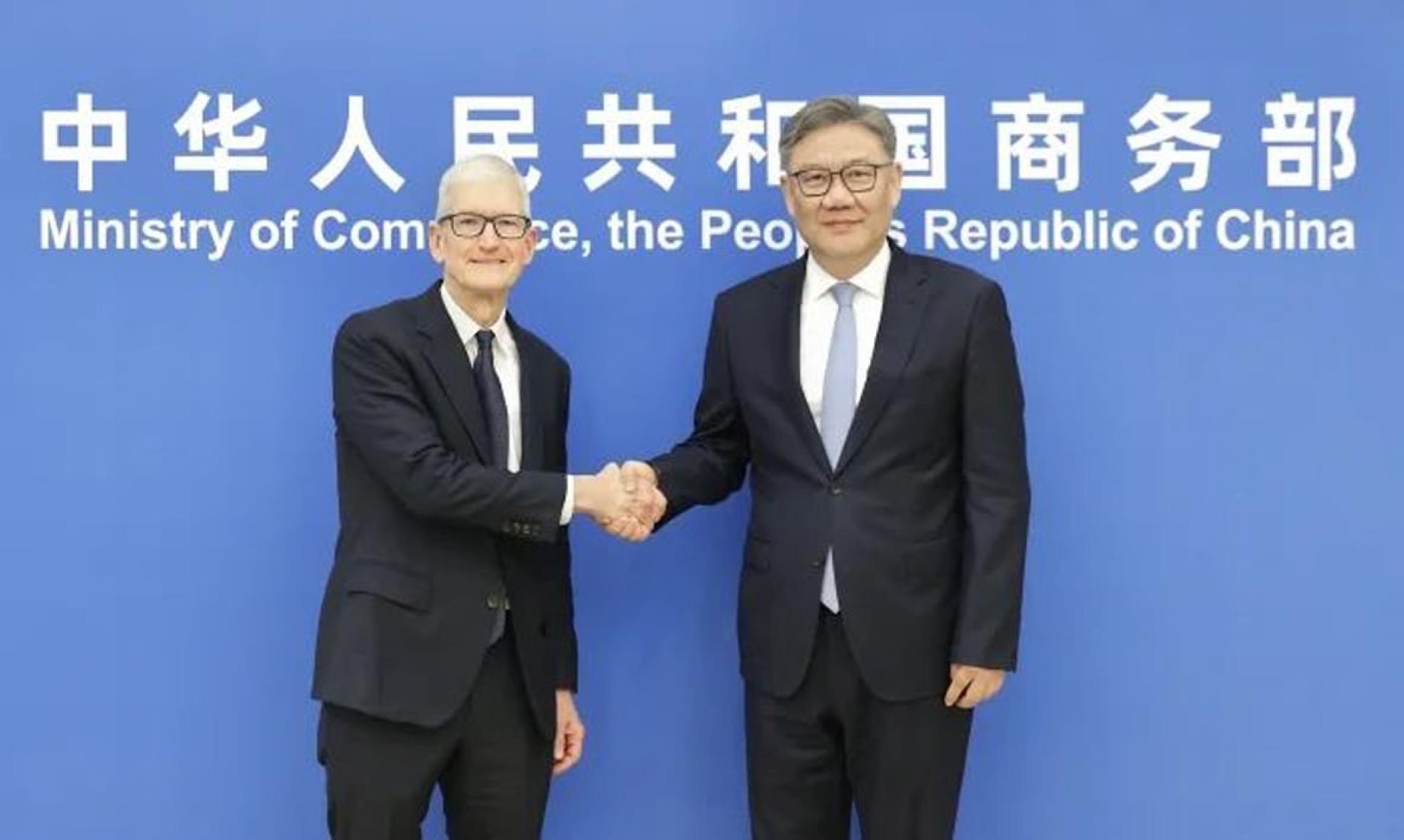 中国商务部长王文涛（右）16日会见美国科企巨头苹果执行长库克（左）。
