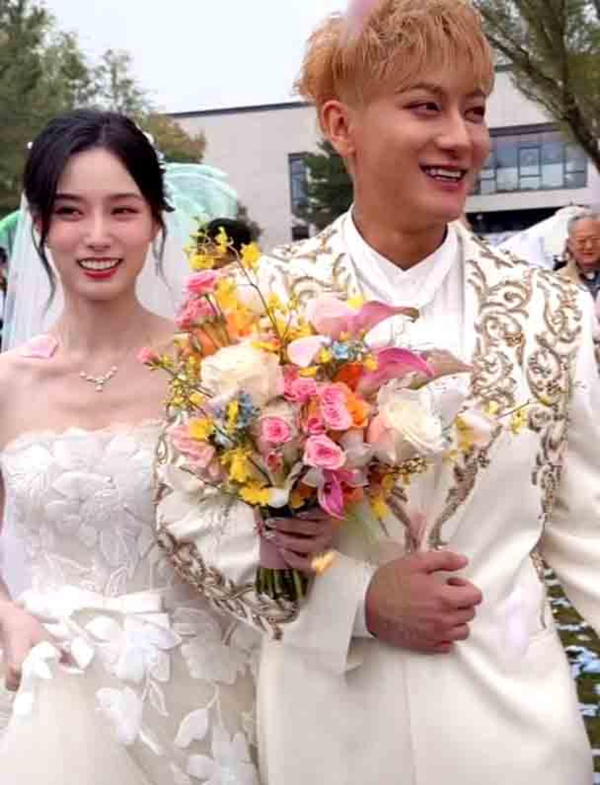 一对新人步入婚礼场地。