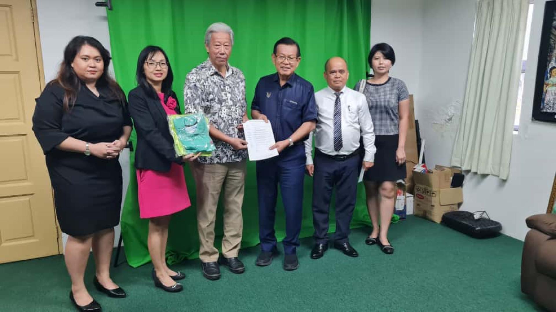 贝园酒店董事经理贝清湛（左3）率队礼貌拜会砂交通部长拿督斯里李景胜并移交2025年第21届贝园酒店慈善义跑邀请函。