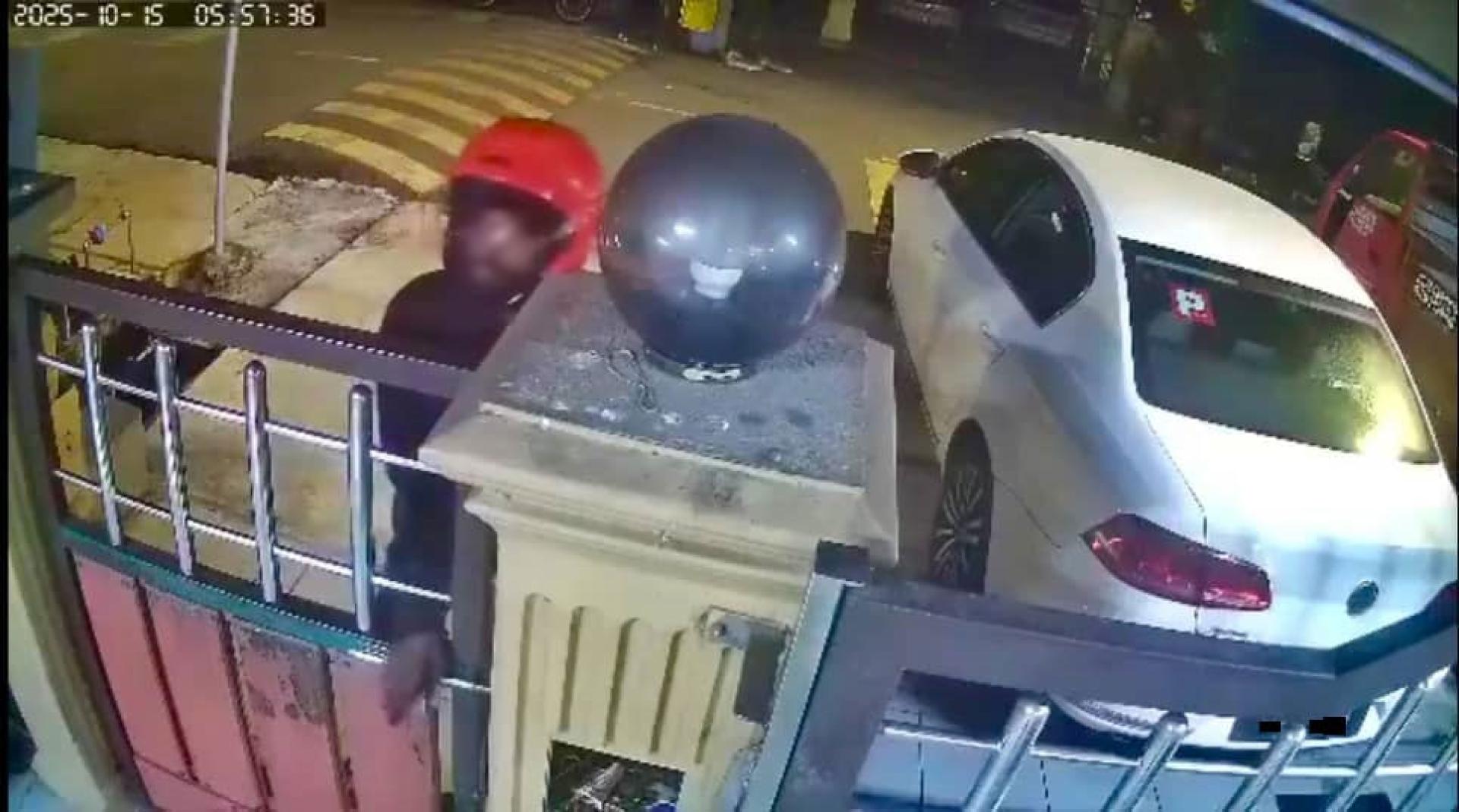 男子朝屋内张望。