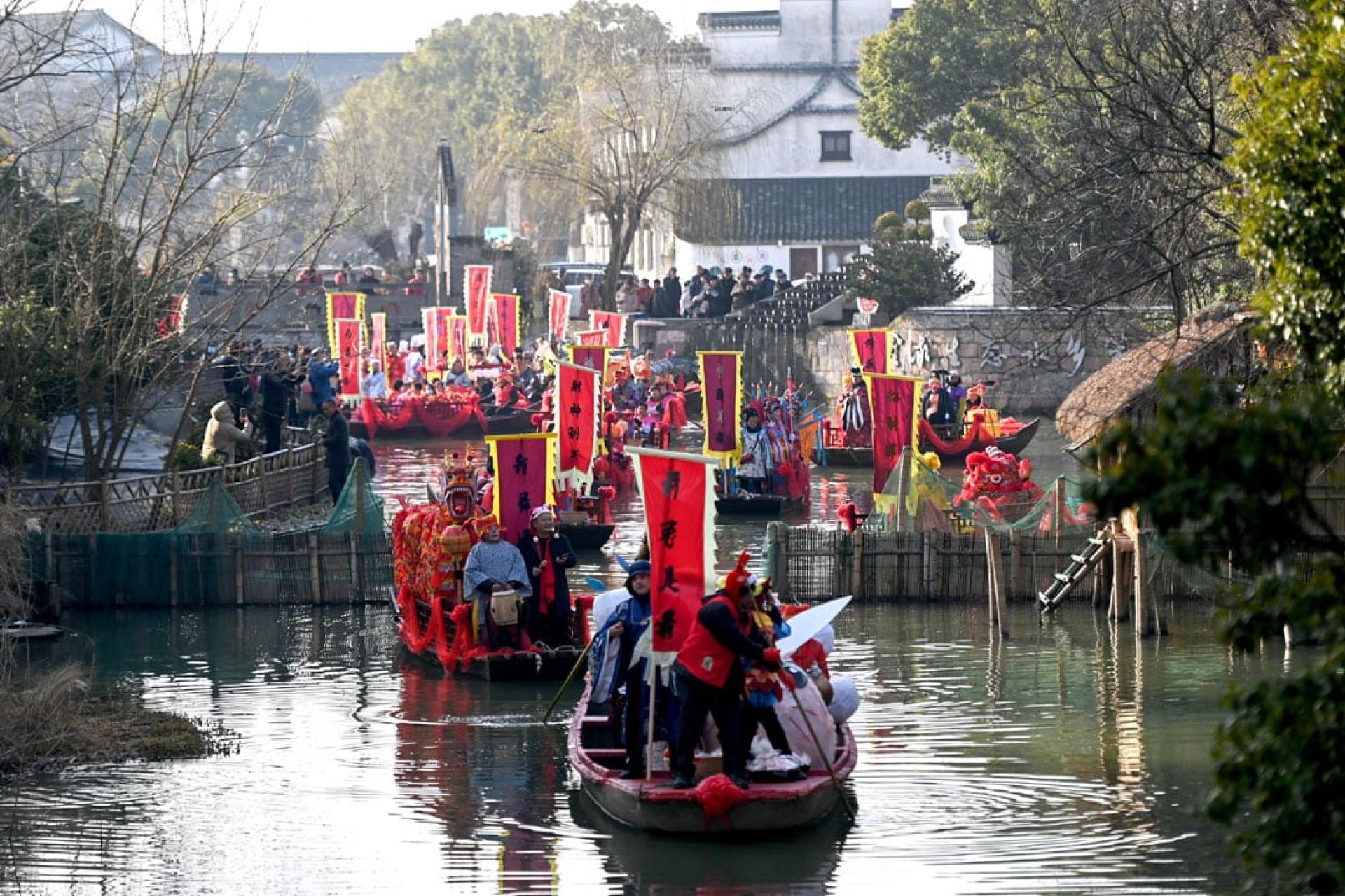 在浙江省湖州市南浔区和孚镇荻港村，渔船在水上古道巡游。（图：新华社）