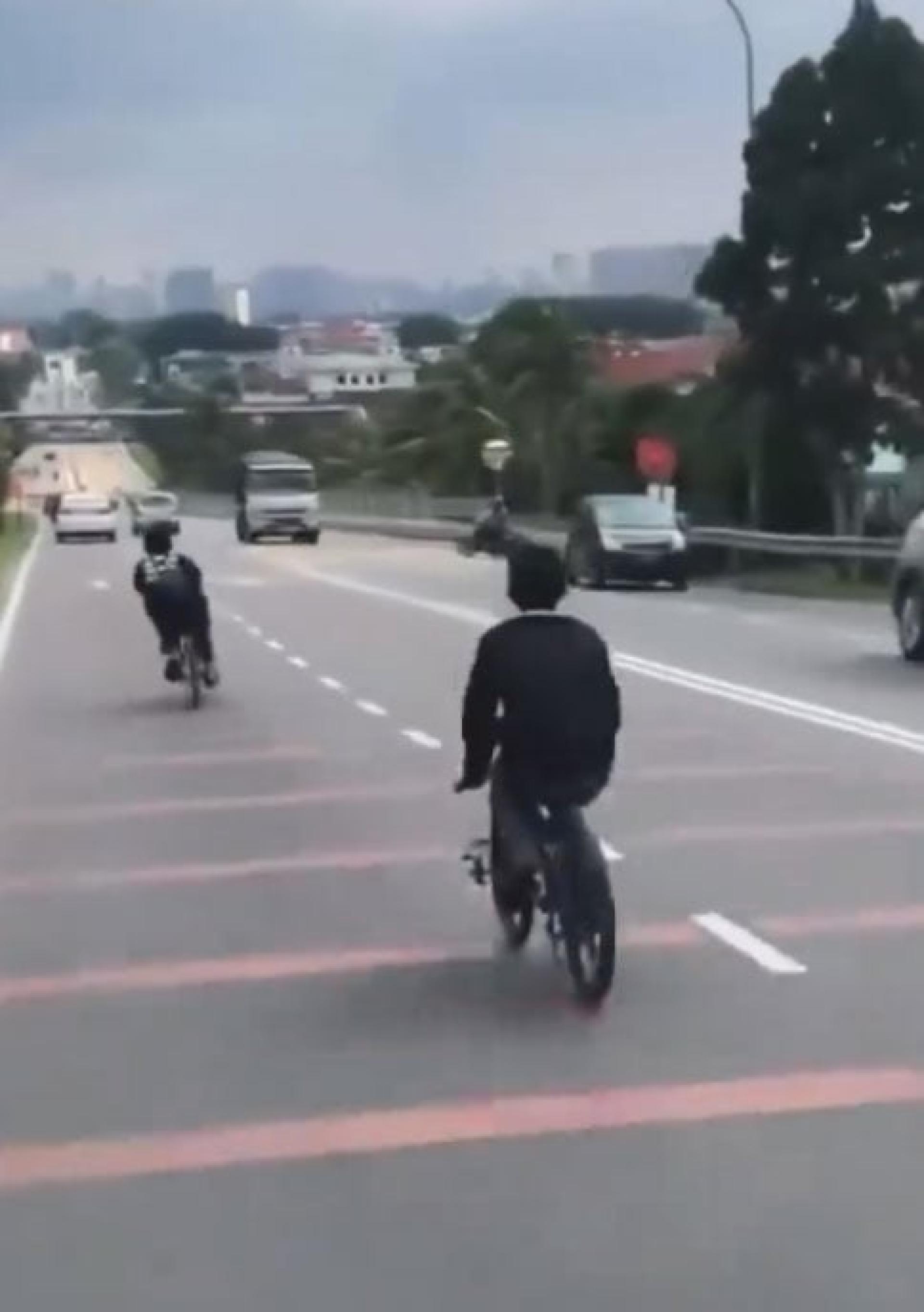 蚊型脚车在下坡路穿梭,险象环生。