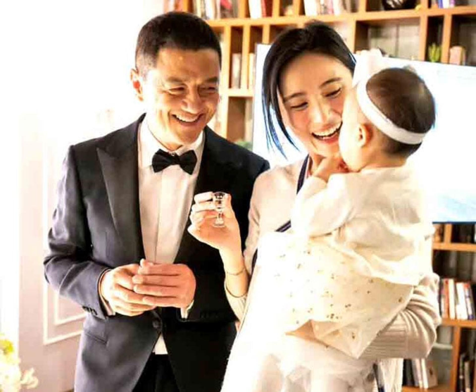 李亚鹏与小他19岁的世界小姐中国区冠军海哈金喜已经离婚。