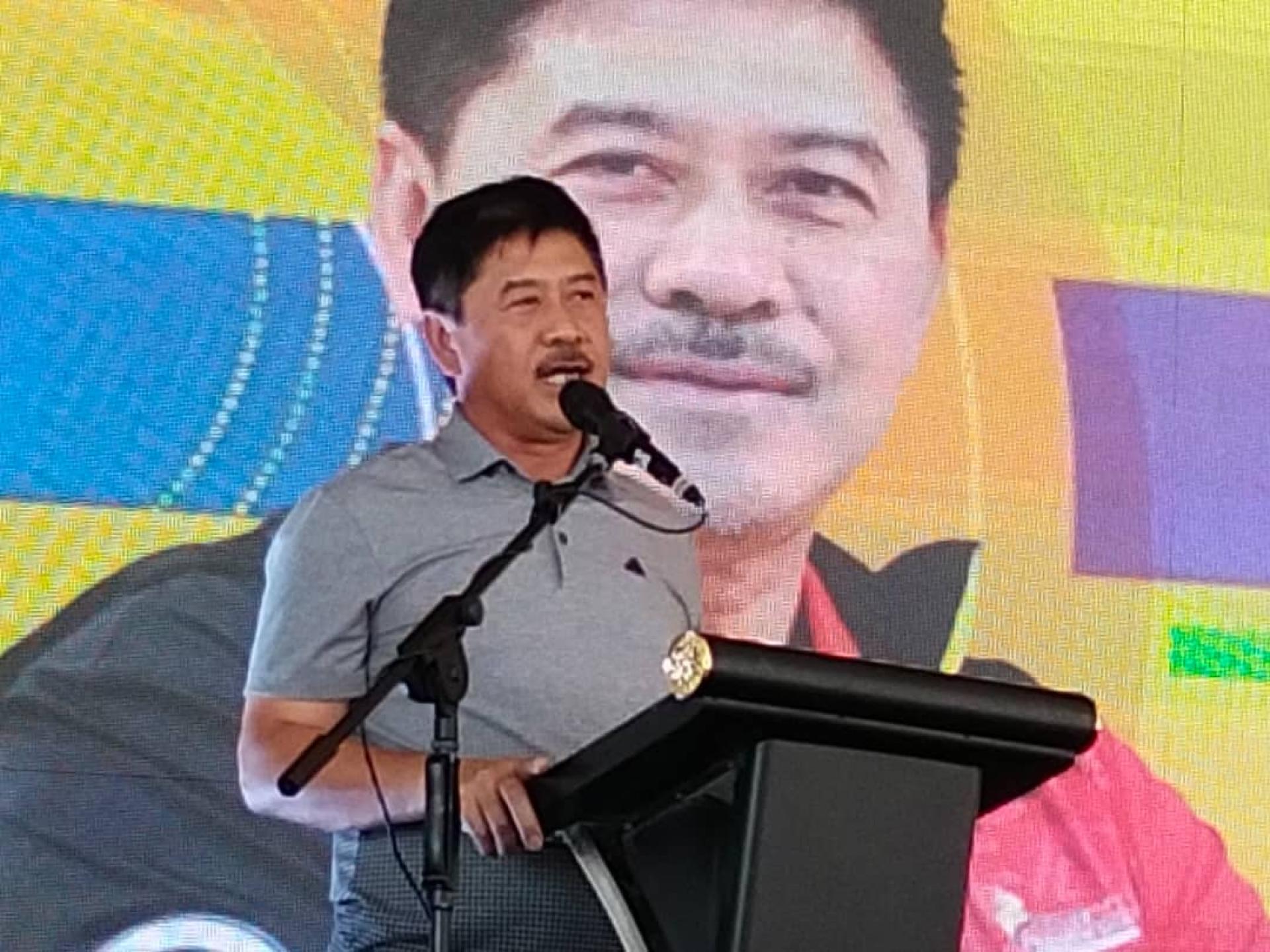 砂副部长里宾博士周六在民都鲁民众会堂草场主持“砂拉越青年周2025”庆典开幕礼暨“青年市集”节目时致词。