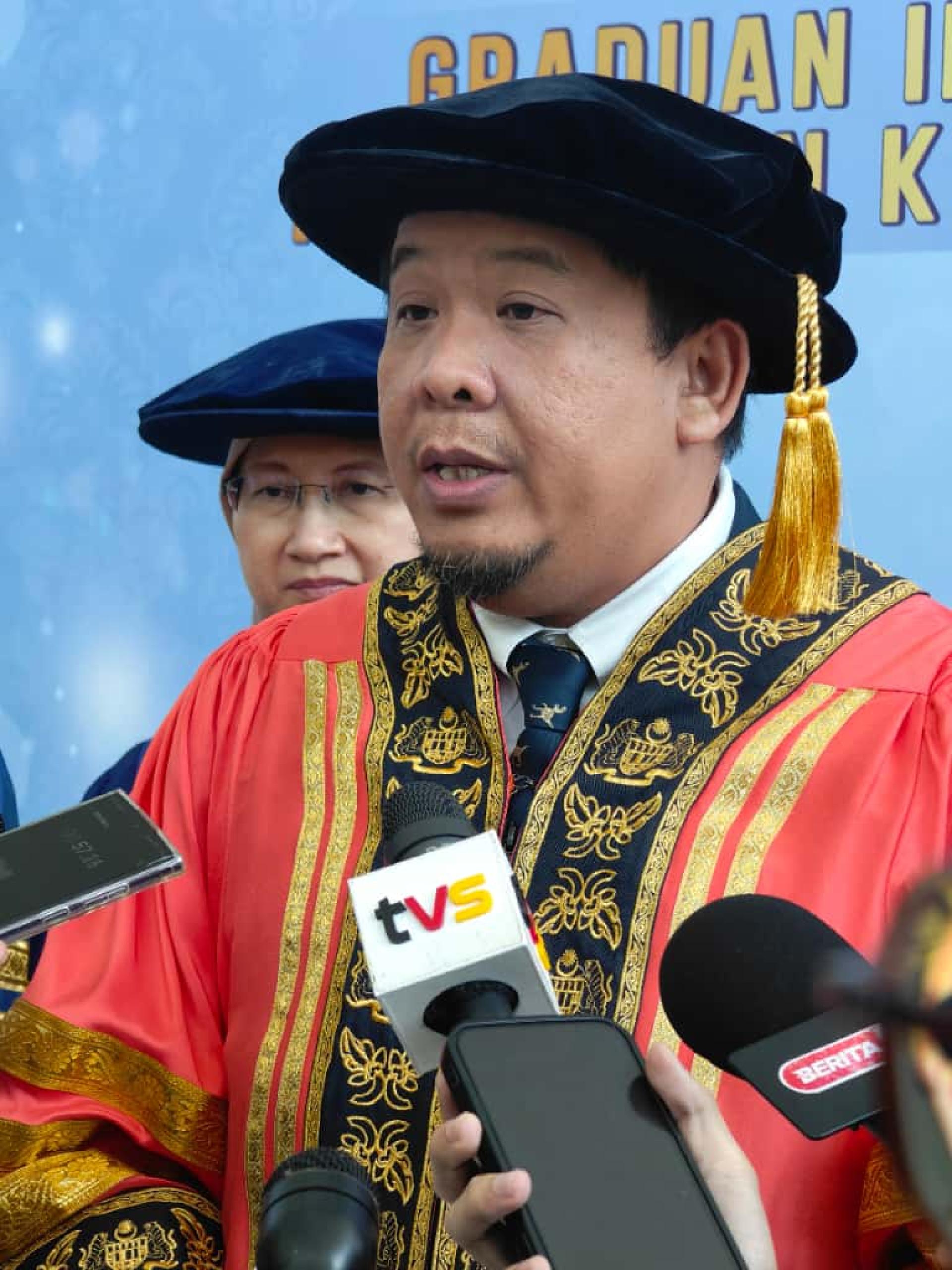 卫生部副部长拿督鲁卡尼斯曼受访时摄。