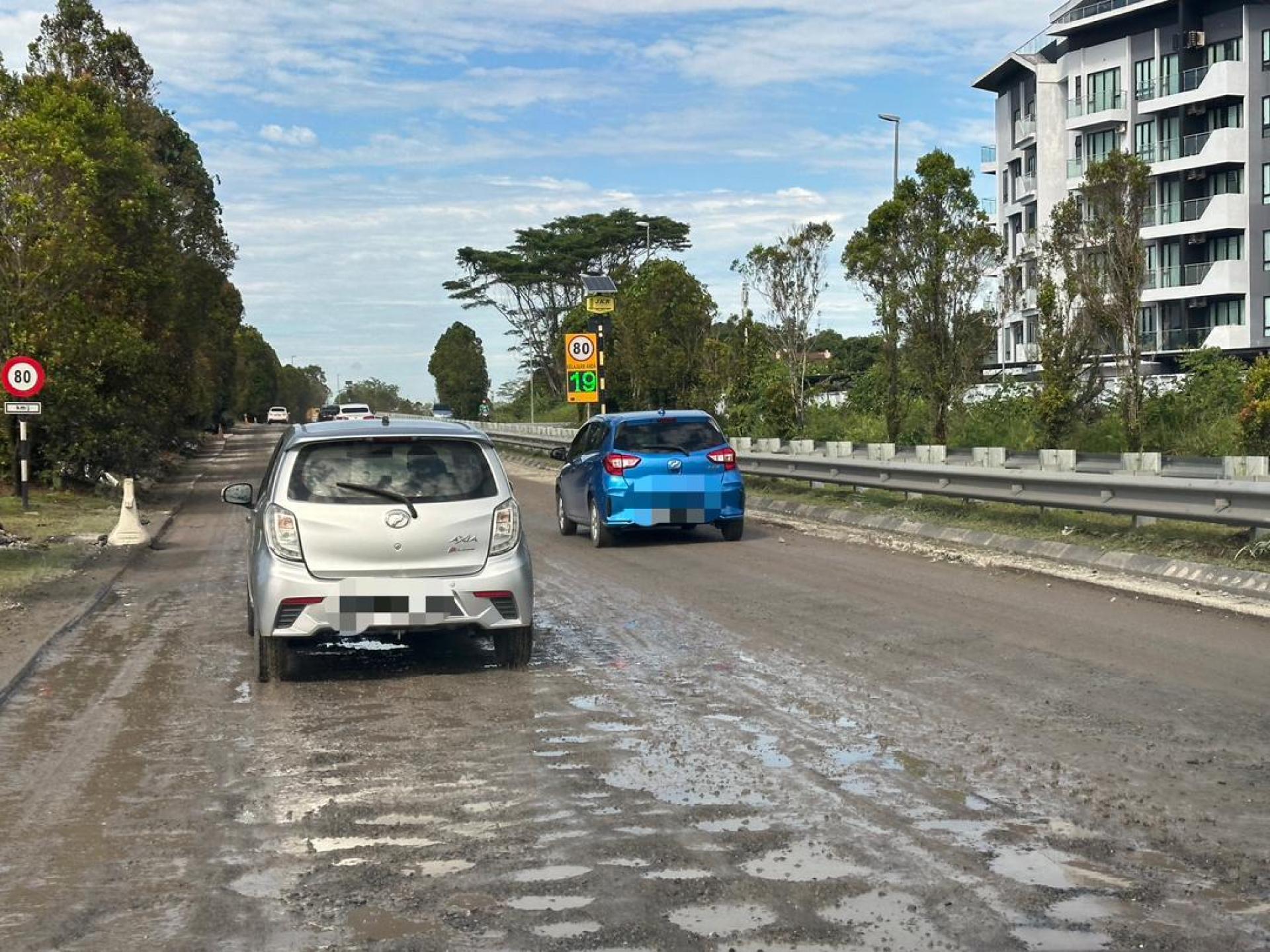 千疮百孔的道路严重影响道路使用者。
