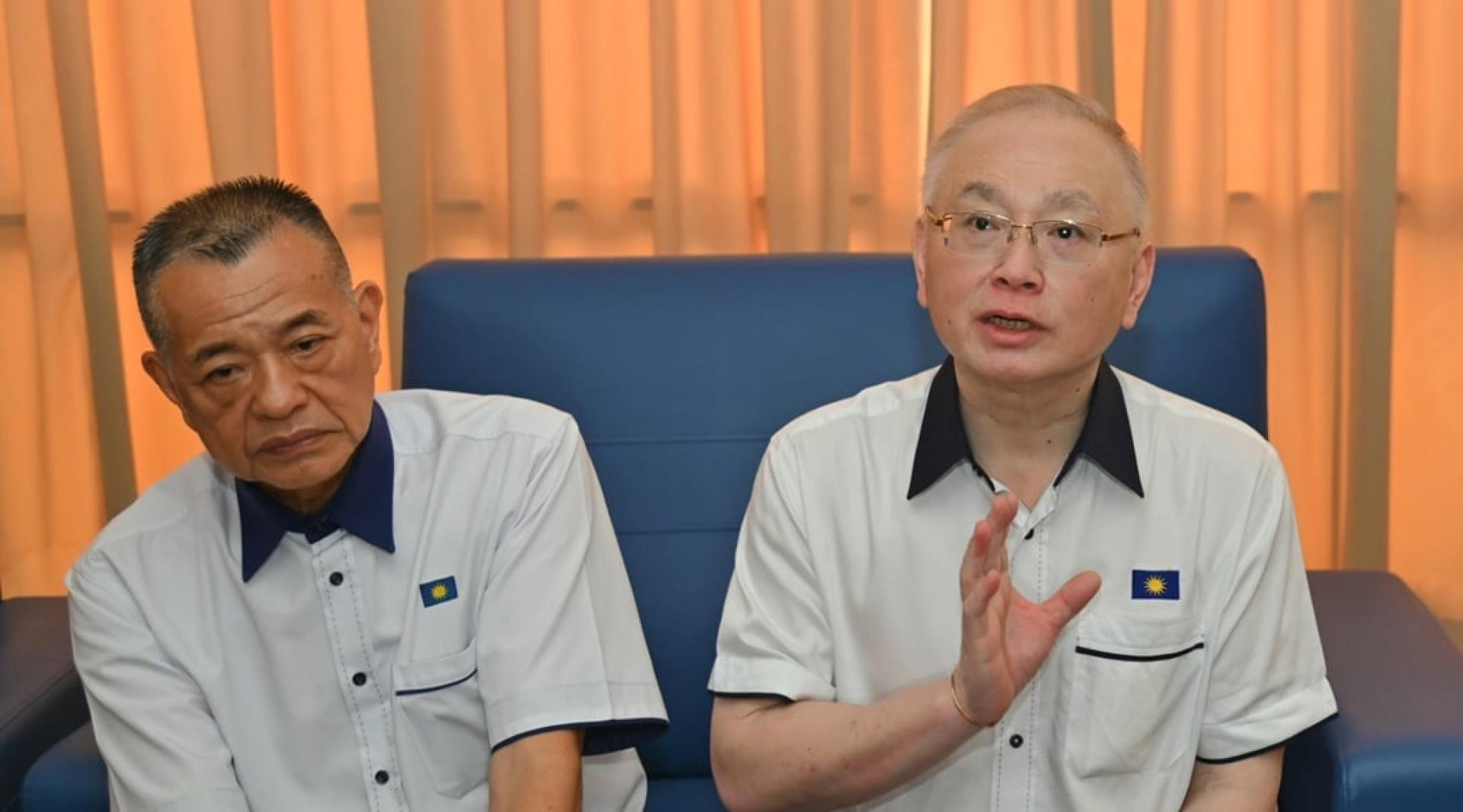 对于会不会出国阵，魏家祥（右）表示马华会下一届大选前会有定案。（左）为马华副总会长兼槟州联委会主席拿督陈德钦。