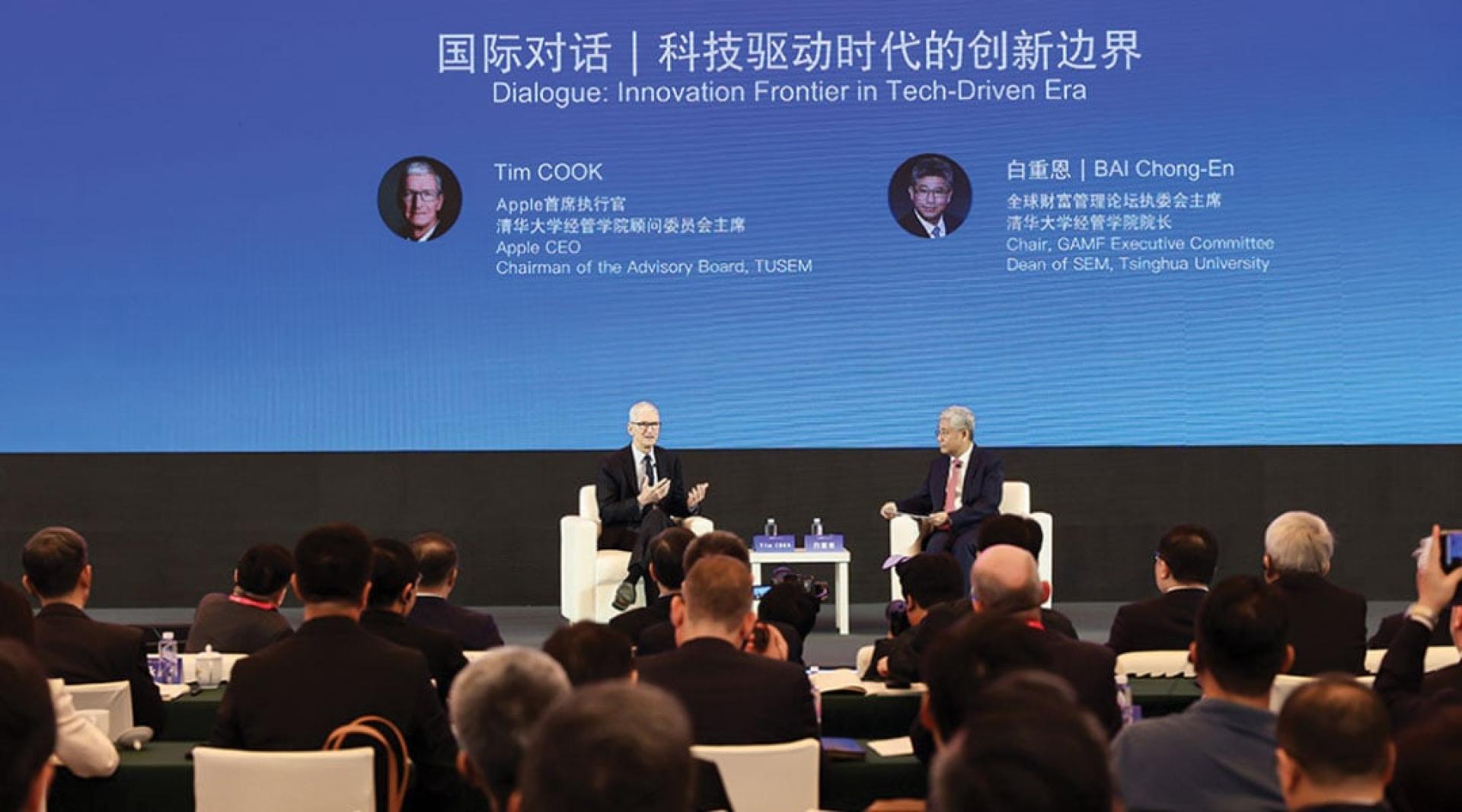 库克（左）与清华大学经管学院院长白重恩对话。
