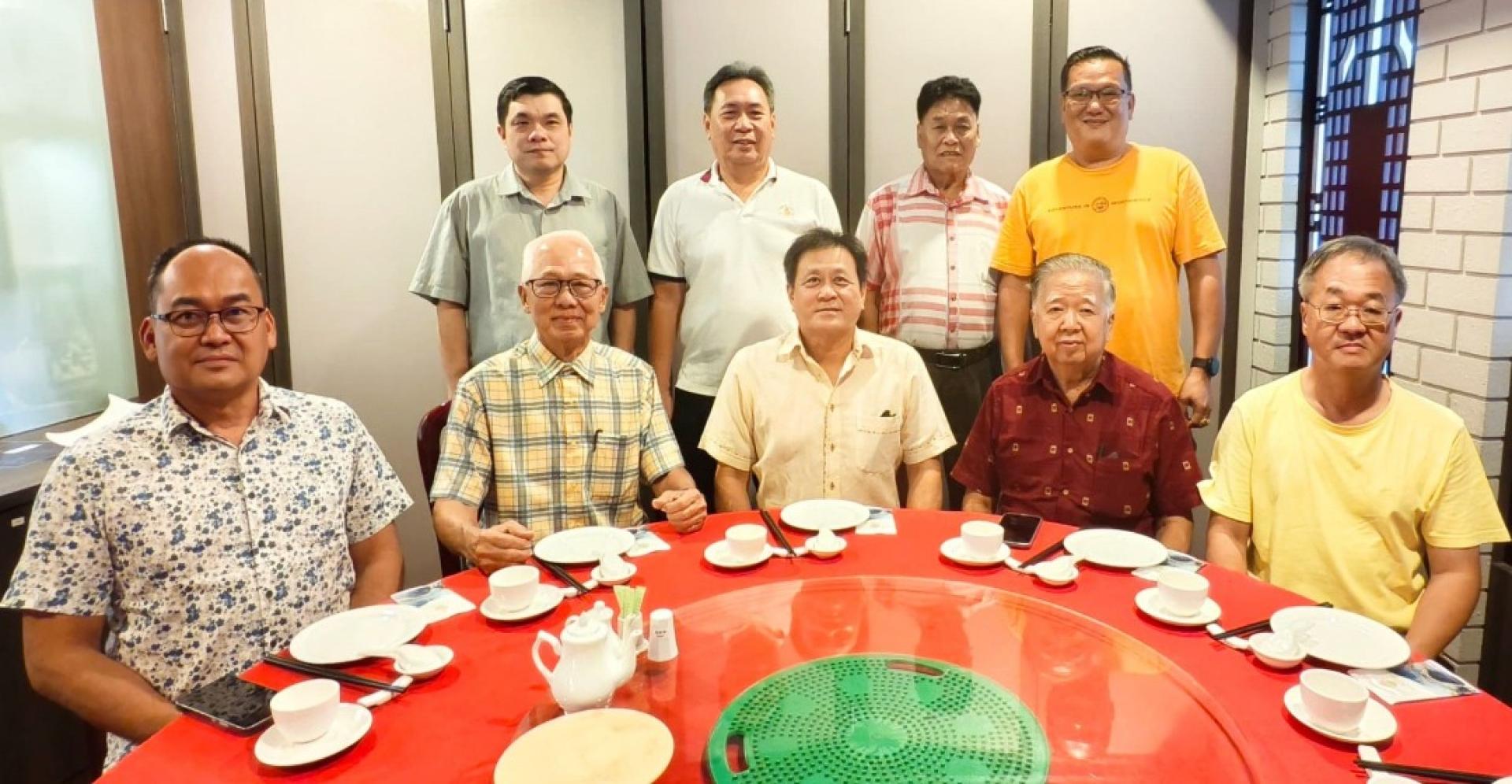 南砂六桂堂宗亲会主席方文祥太平局绅（前排中）主持首届理事会议。左起是拿督龚财兴、汪淑茹，右起为江成儒、翁岳春；后排左起汪的材、江幼德、龚发信、江云龙。