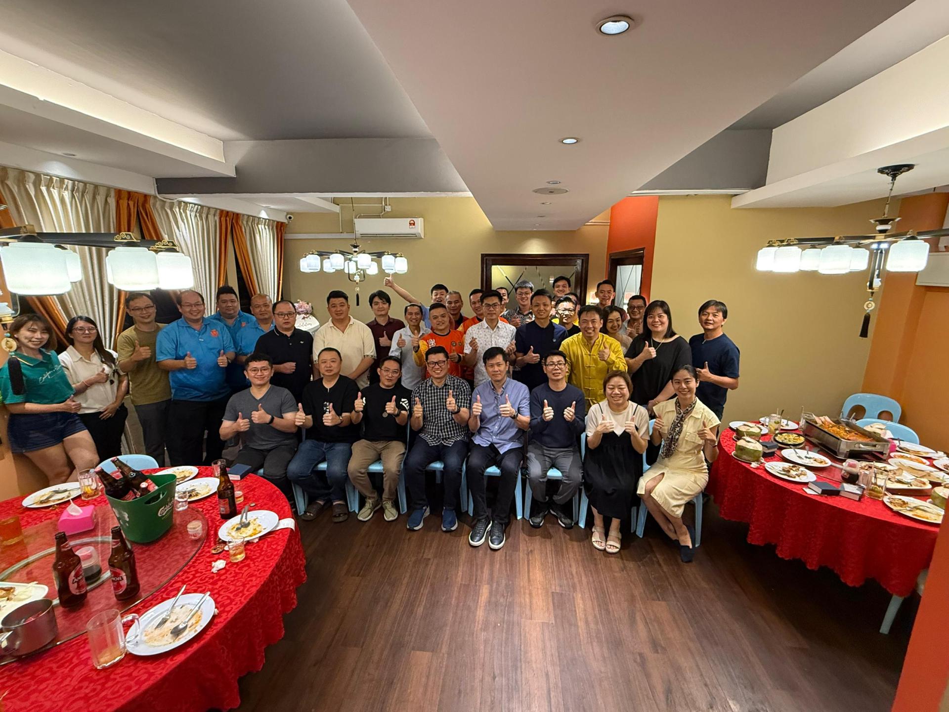 华青团长范宏祥市议员以及团委与许信隆（前排右4）合影于华青之夜晚宴会上。