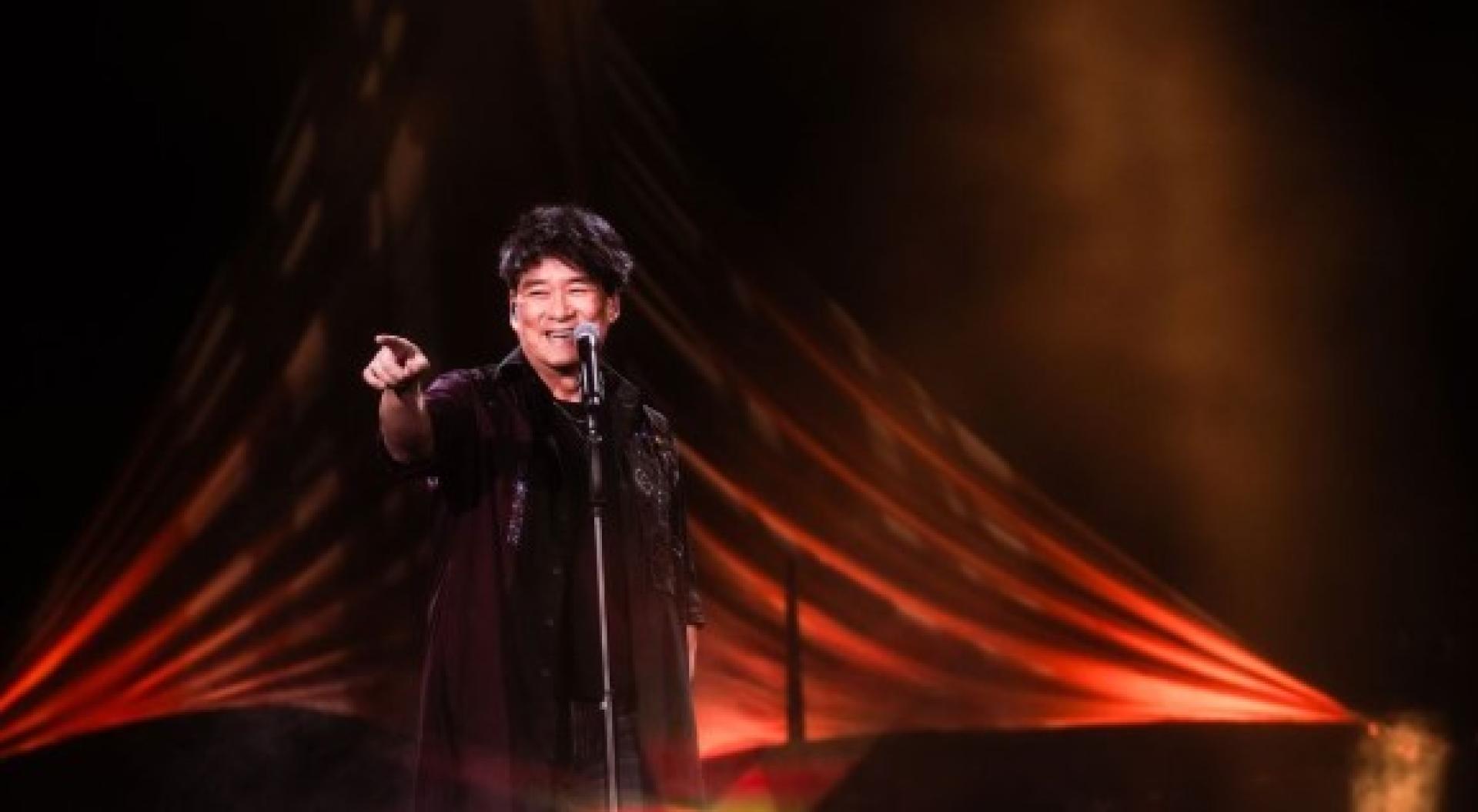 周华健化身音乐“航海王”扬帆开唱，以近30首经典金曲带领8000多名歌迷航向青春回忆。