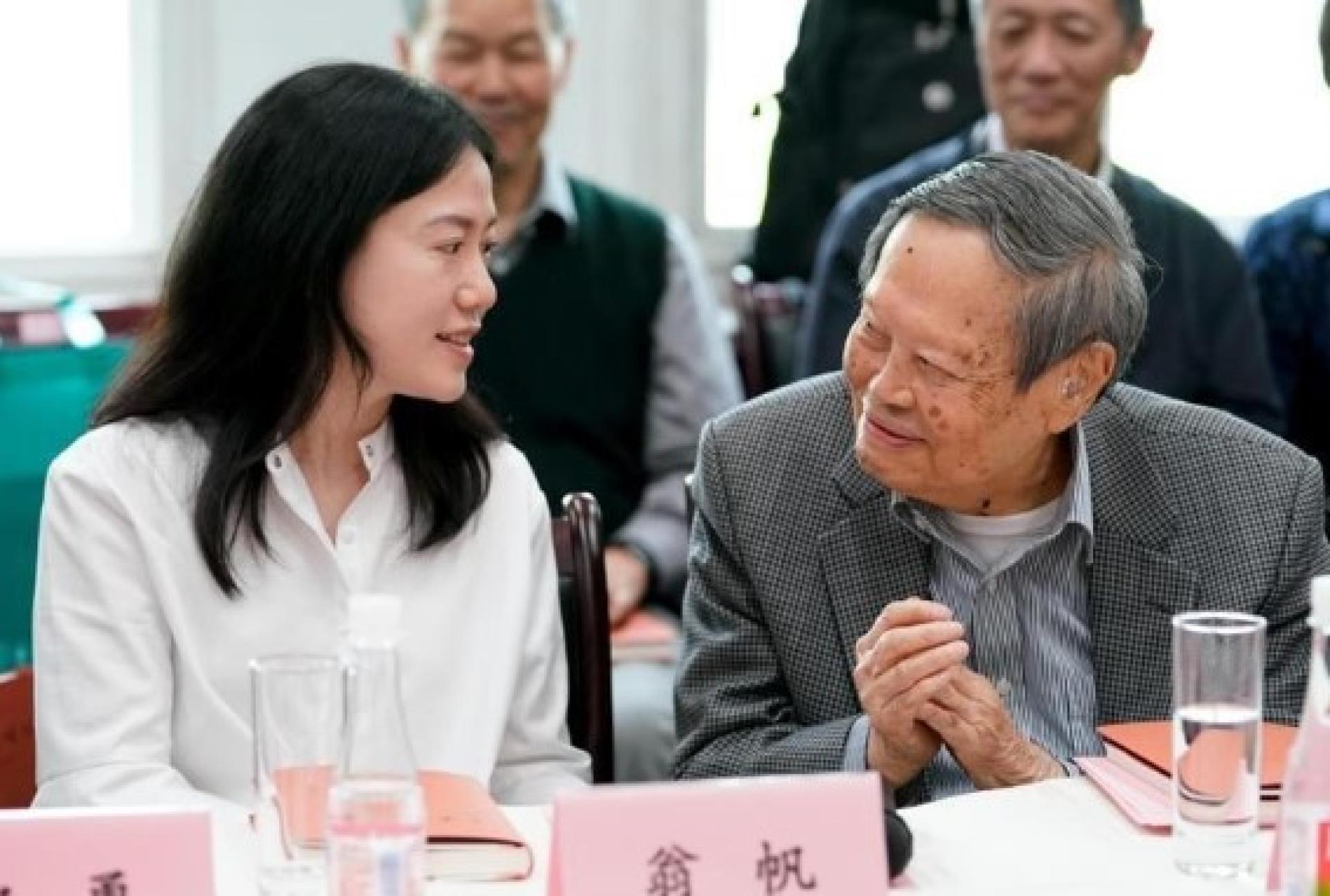 2018年5月10日，杨振宁与翁帆出席清华大学活动。