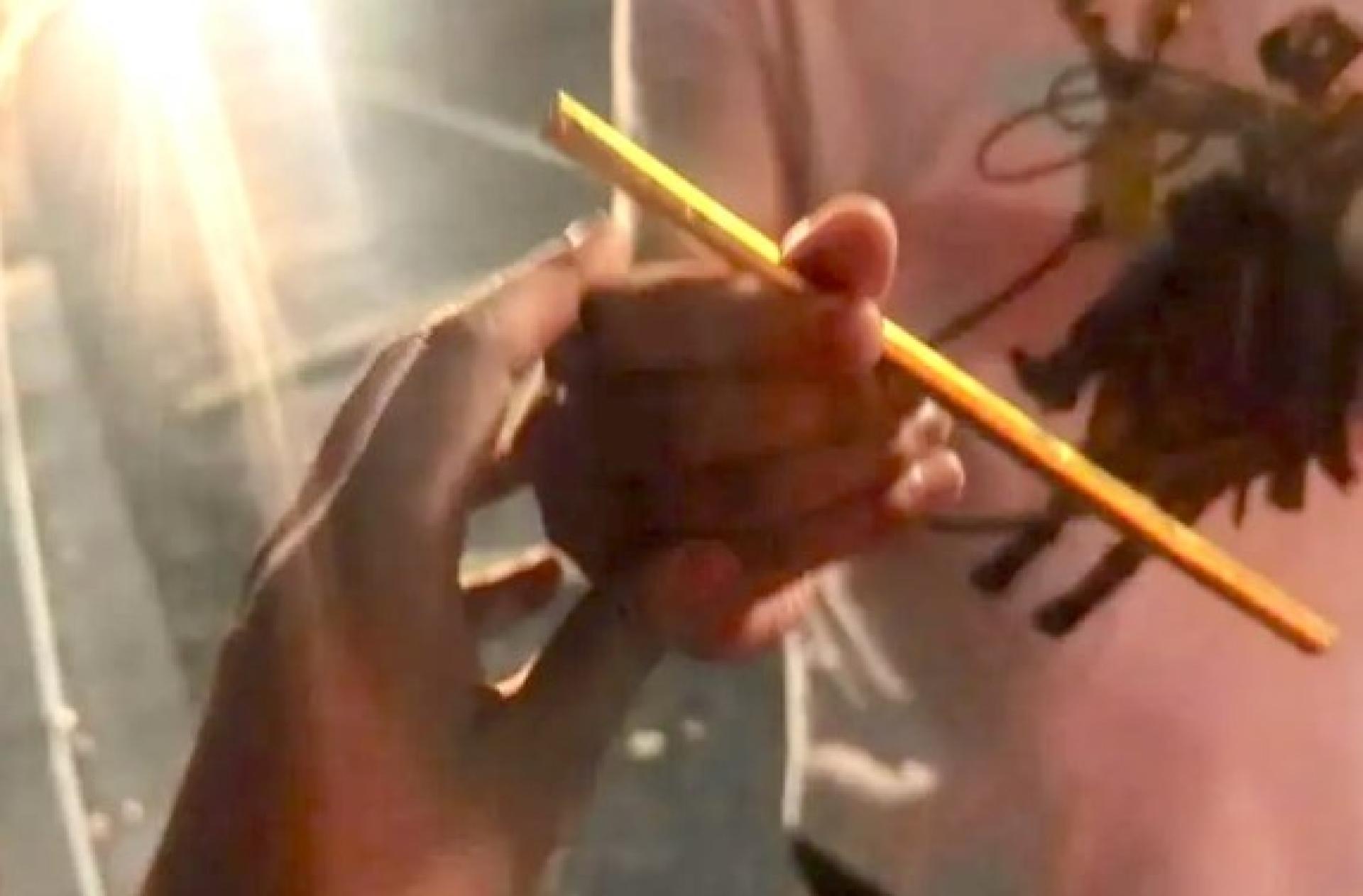 一名男子最终找回他的黄金吸管。