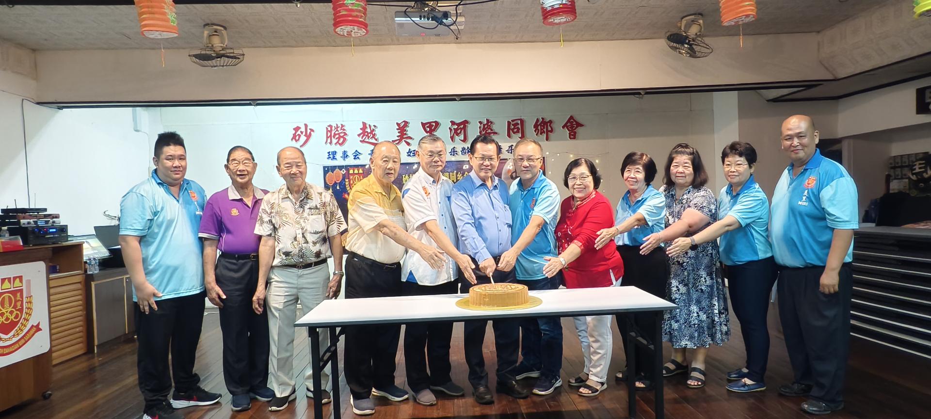 主宾拿督斯里李景胜（中）与众嘉宾联合为象征团圆与喜庆的月饼蛋糕主持开幕仪式。
