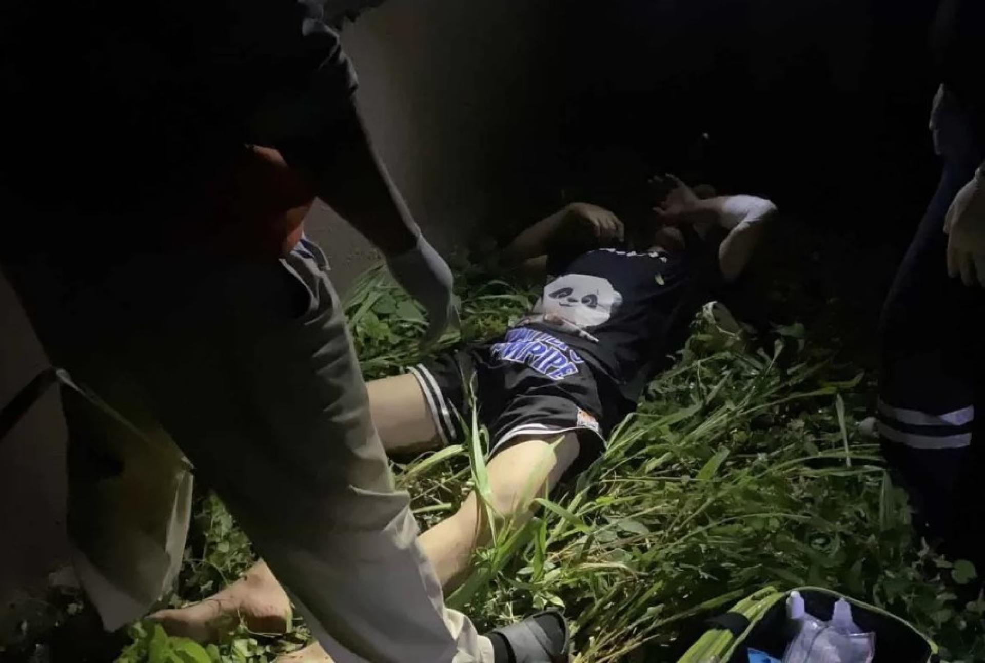 救援人员在周日清晨为一名从芭堤雅酒店三楼坠落受伤的中国男子进行急救。