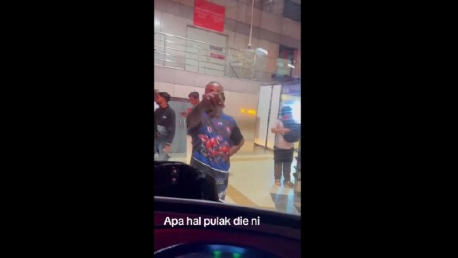 醉汉上不到巴士后在车前辱骂女司机更出示不雅手势，还“拳打脚踢”巴士泄愤。