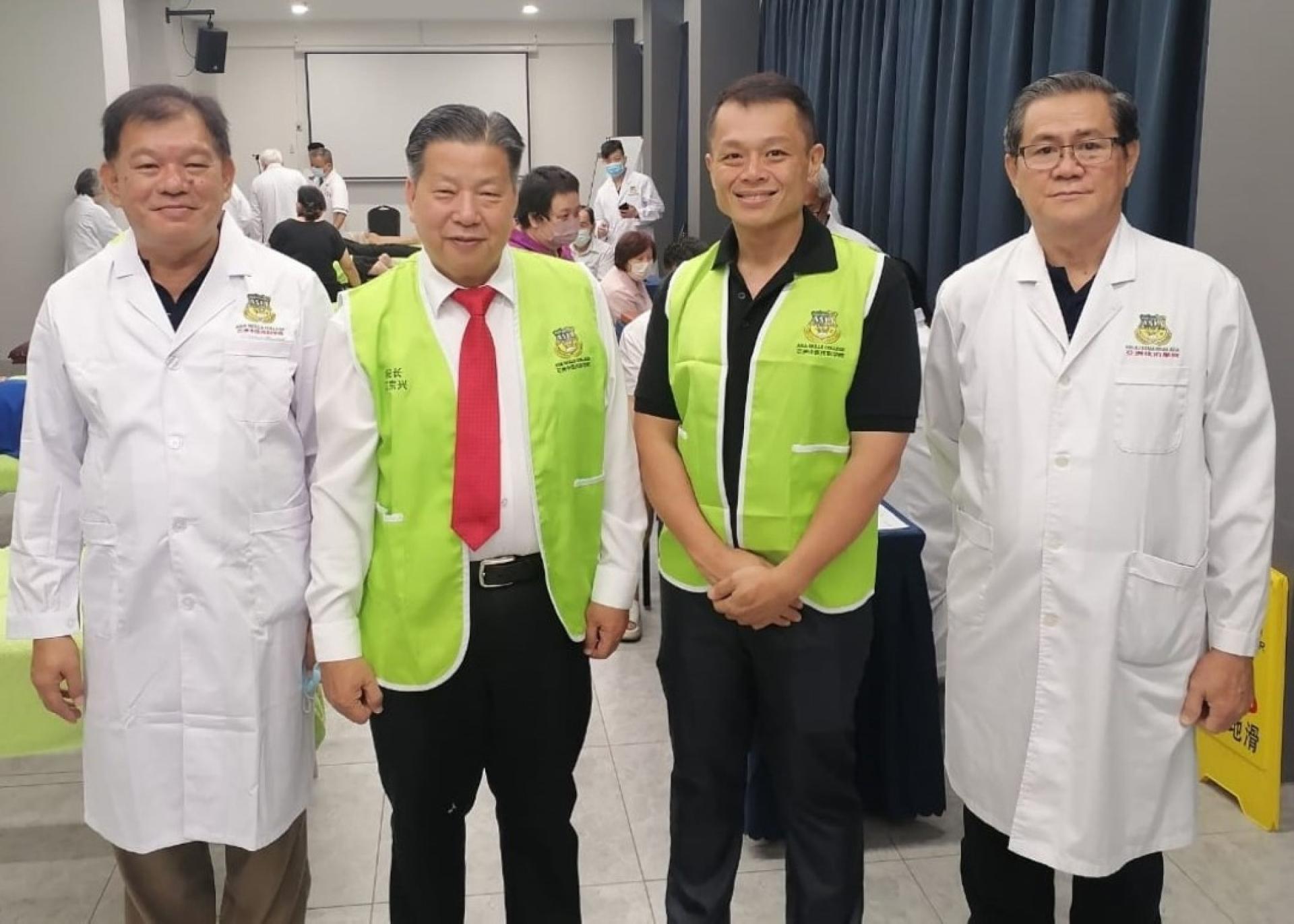 砂医总会长江宗兴（左2起）与理事林德强、高孔华基会务顾问陈中兴（左）在该会庆祝“世界传统医药日”活动合影。