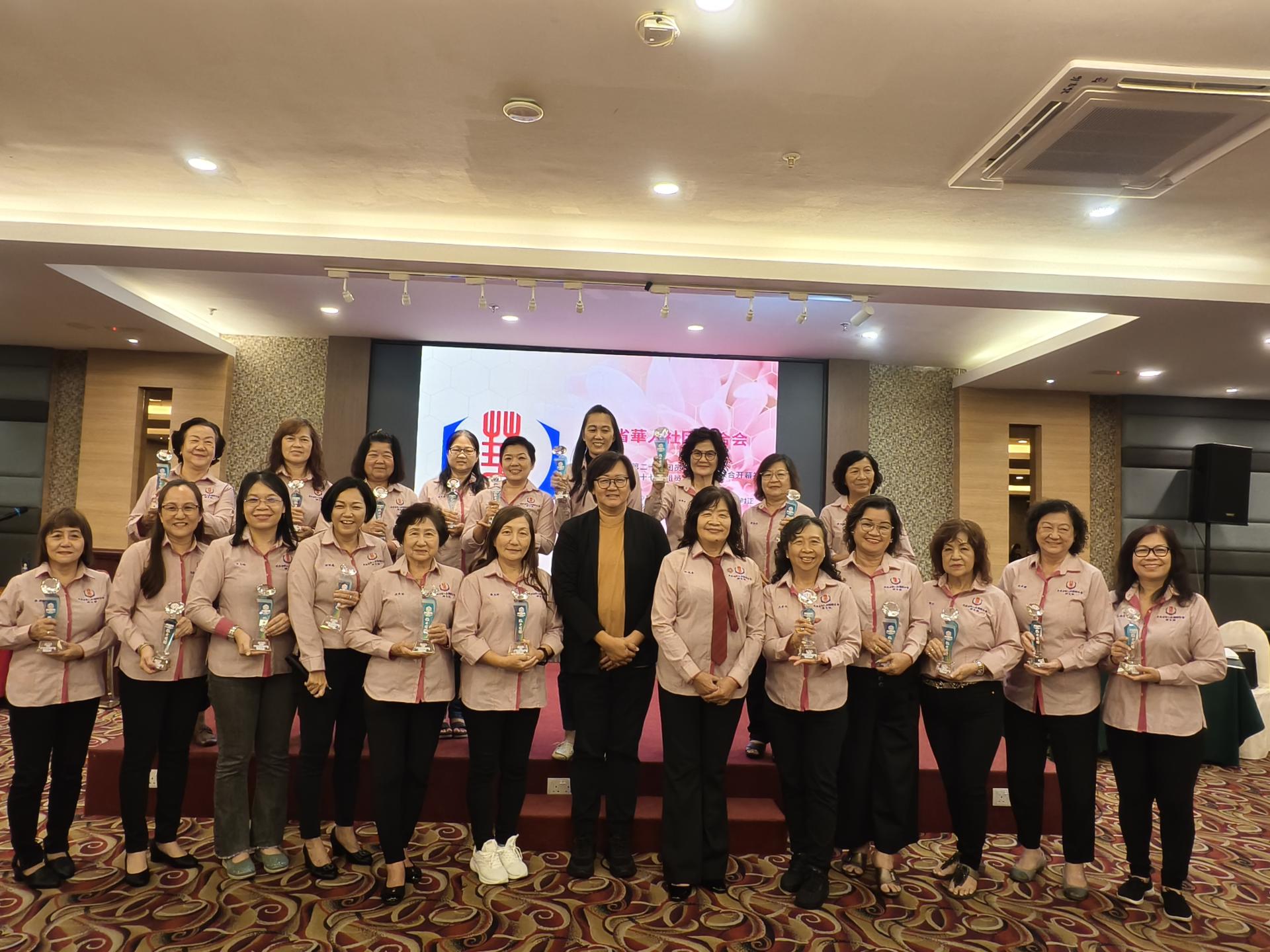 砂拉越美里省华总妇女组第17届（2022-2025）组员获颁纪念品后合影。前排左7起为秘书长李燕玲及妇女组主任李瑞香。