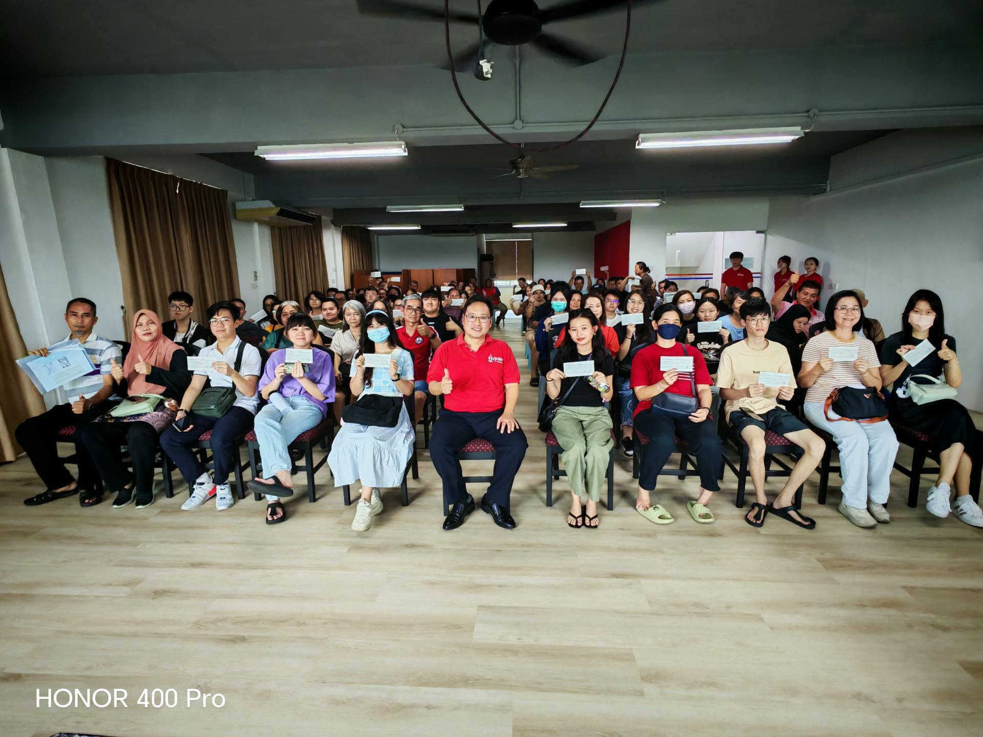 全体受惠学子与张健仁（中）合影。