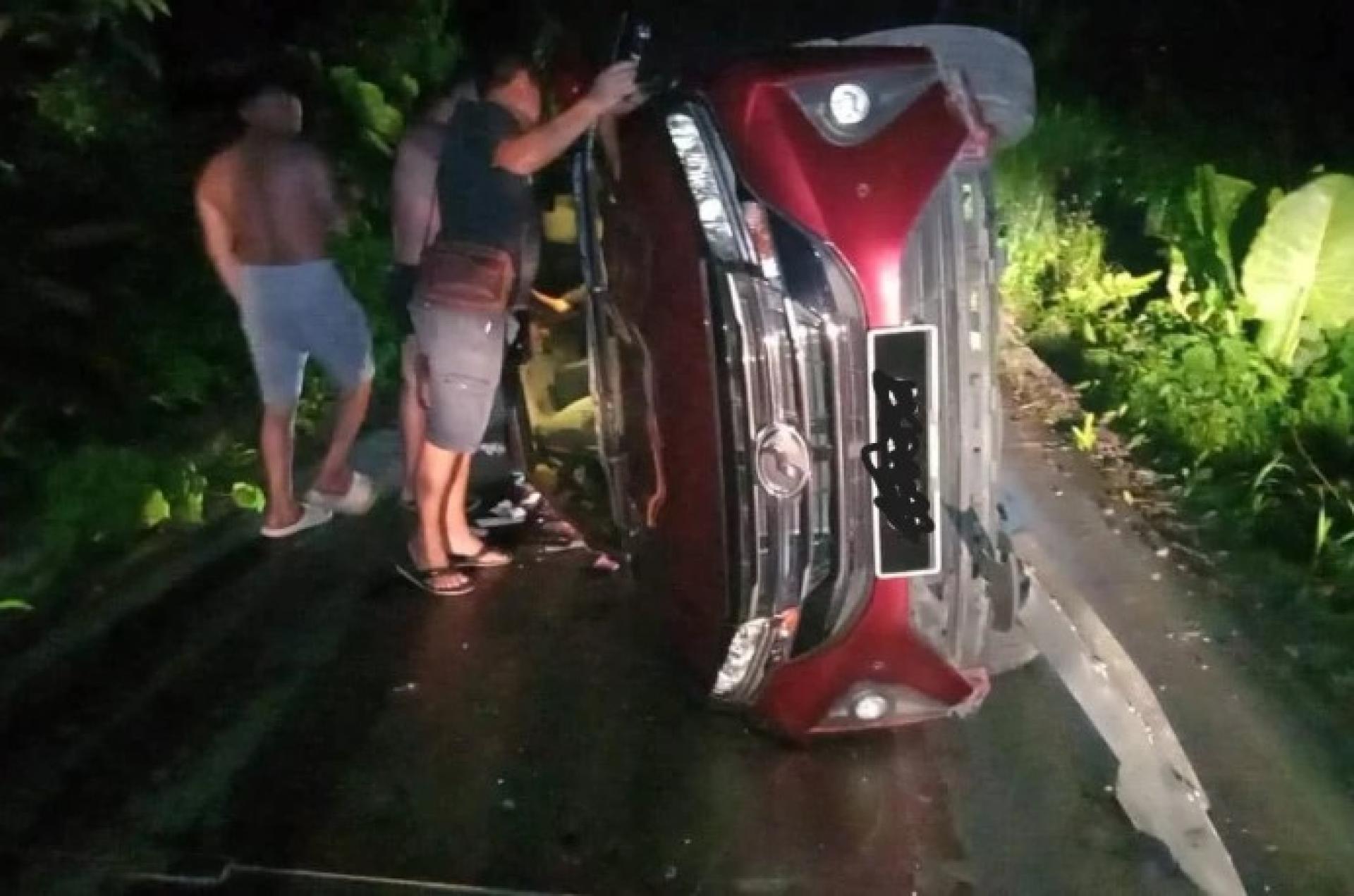 涉事车辆在新生村16哩甘榜夸里路失控翻覆的现场情景。