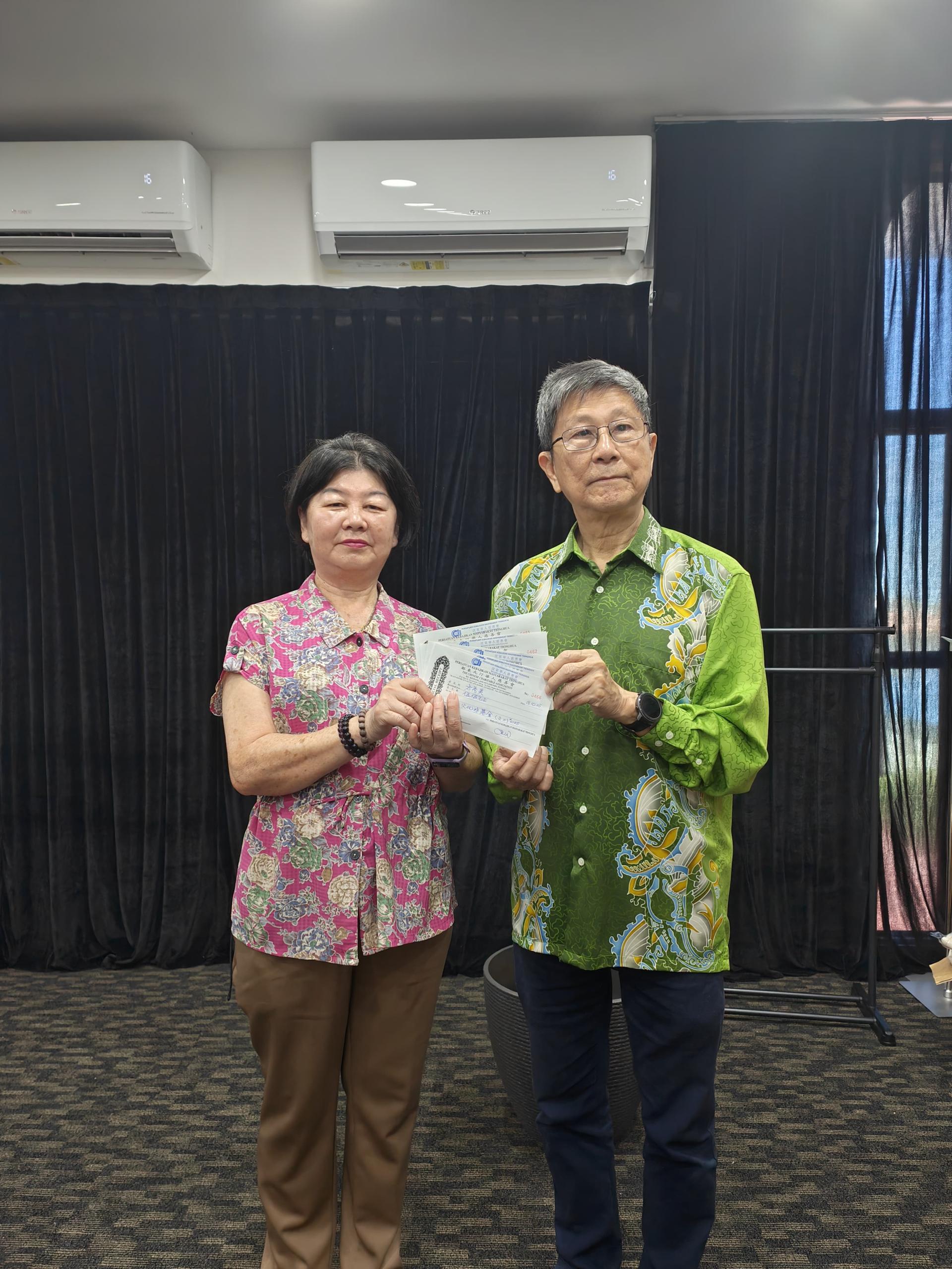 陈美兰老师移交捐款予该会秘书长沈仁祥