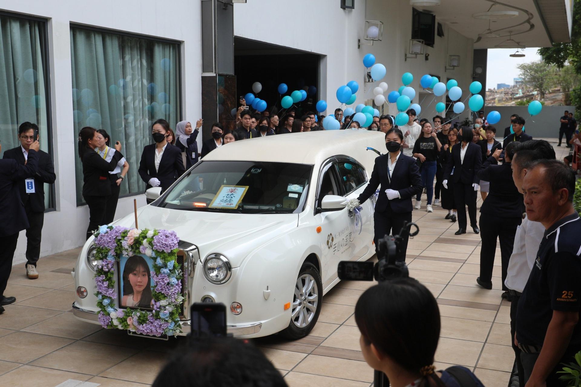 棺车载着叶芯嫙的灵柩徐徐离开灵堂,亲友们也握着她生前最喜欢的蓝色气球,跟随在后送她最后一程。