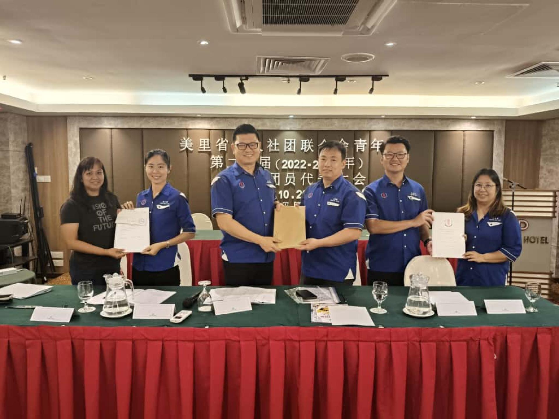 美里省华总青年团进行职务交接时影。左起财政黄丽清、新届财政林小樱、团长范宏祥、接任  团长许佳顺、秘书刘奕杰市议员以及新届秘书范文琦。
