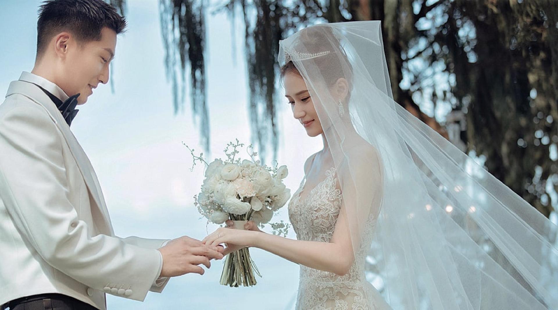 窦骁和何超莲2023年在峇里岛举行梦幻婚礼。