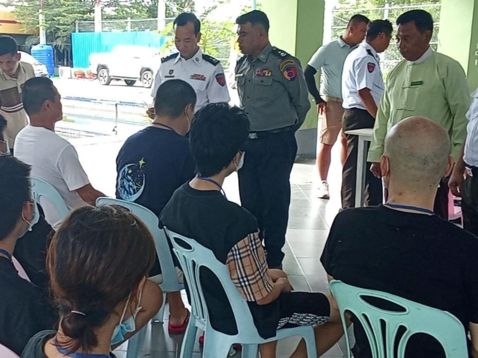 缅甸移民局官员为非法入境外籍人士办理资料登记手续。