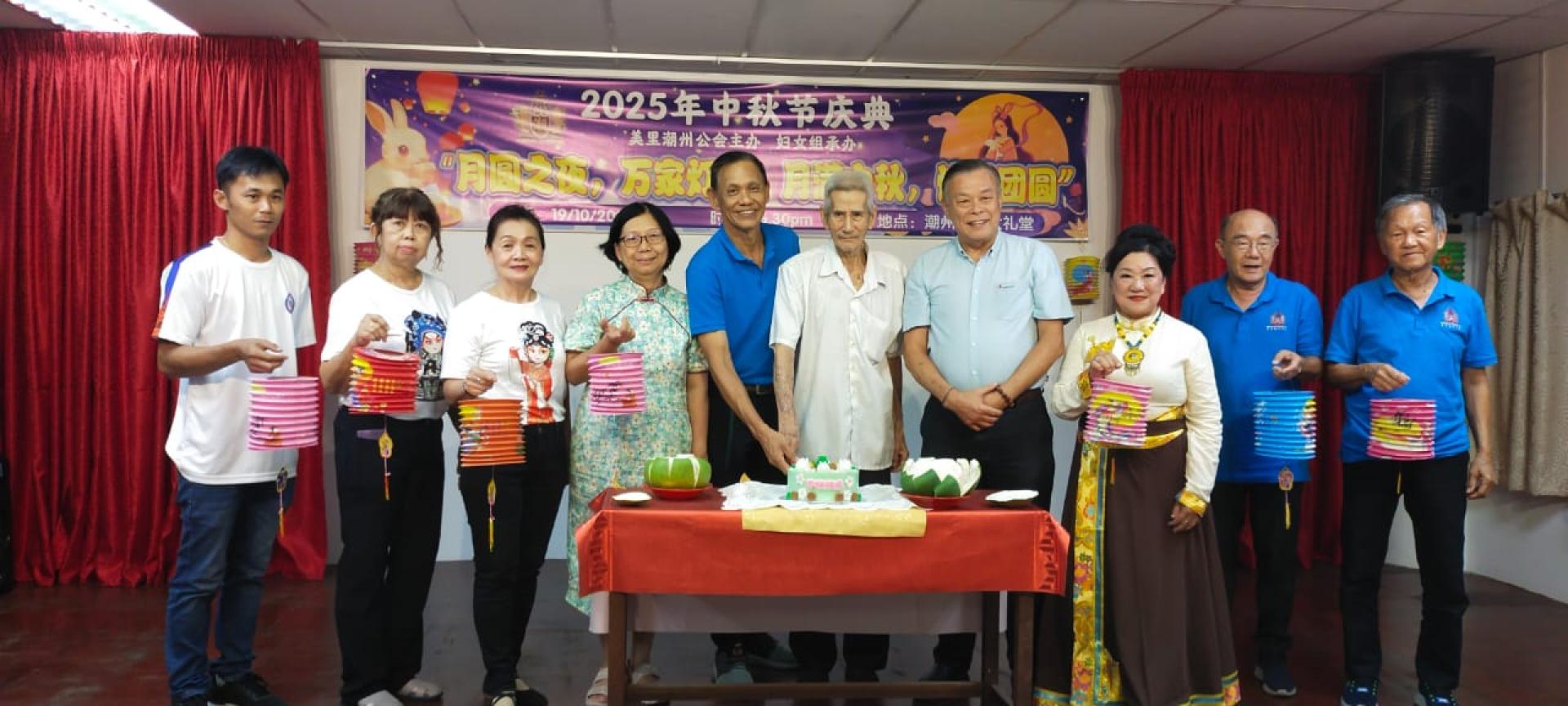 美里潮州公会中秋庆祝晚会切庆典蛋糕。左4起为顾问罗韵华医生、主席杨振平、顾问陈浩生及顾问许为隆。