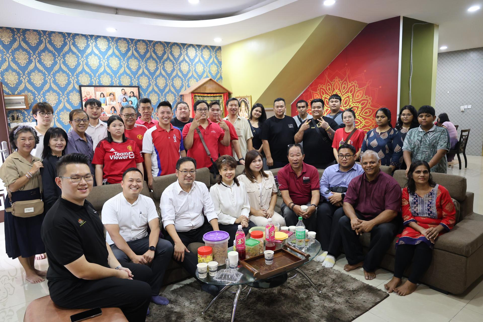 砂行动党主席兼国州议员张健仁（前左3）与朋岭区州议员杨薇讳（前左4）及领袖与党员们前往印裔党员约翰（右2）家中拜访贺节，向他及家人致以佳节祝福与问候，并与砂拉越印裔同胞欢庆光明节的喜悦。