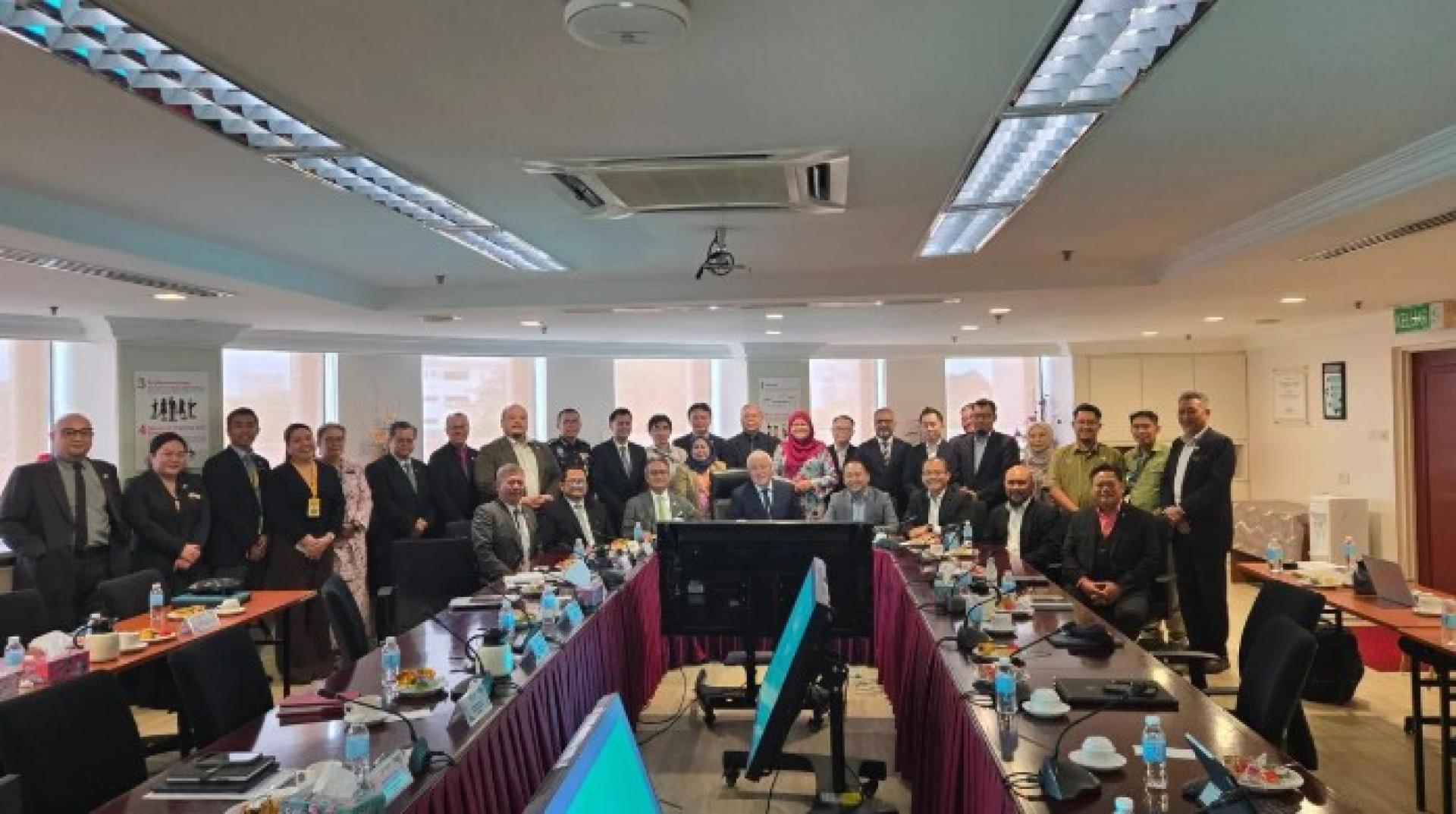 阿旺登雅（中）昨日在办公室与国油勘探公司（PETRONAS Carigali Sdn. Bhd.）代表召开协调会议后合影。