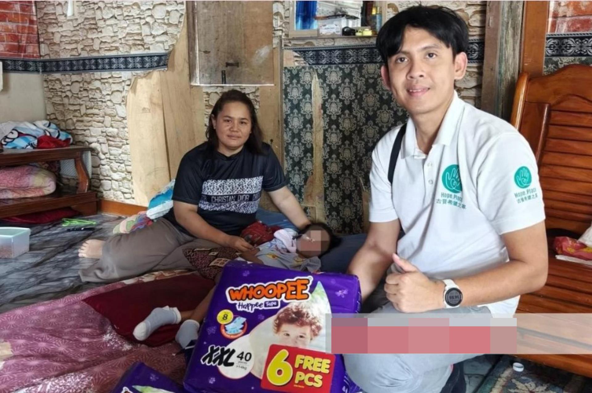 （左起）艾瑞丝母亲莎妮莎、卧床的艾瑞丝及古晋希望之家代表Griffin Deng合影。