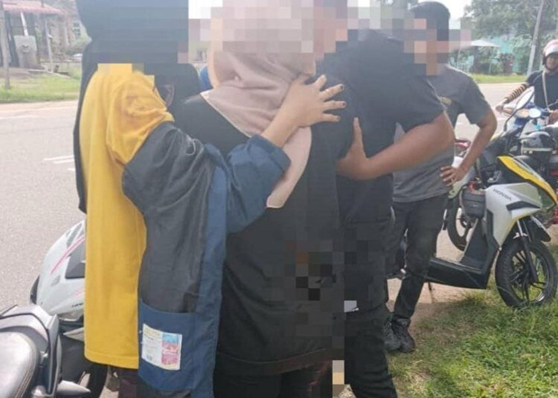 少女骑车时后背遭刺伤流血的照片在社媒传开，引起广泛关注。