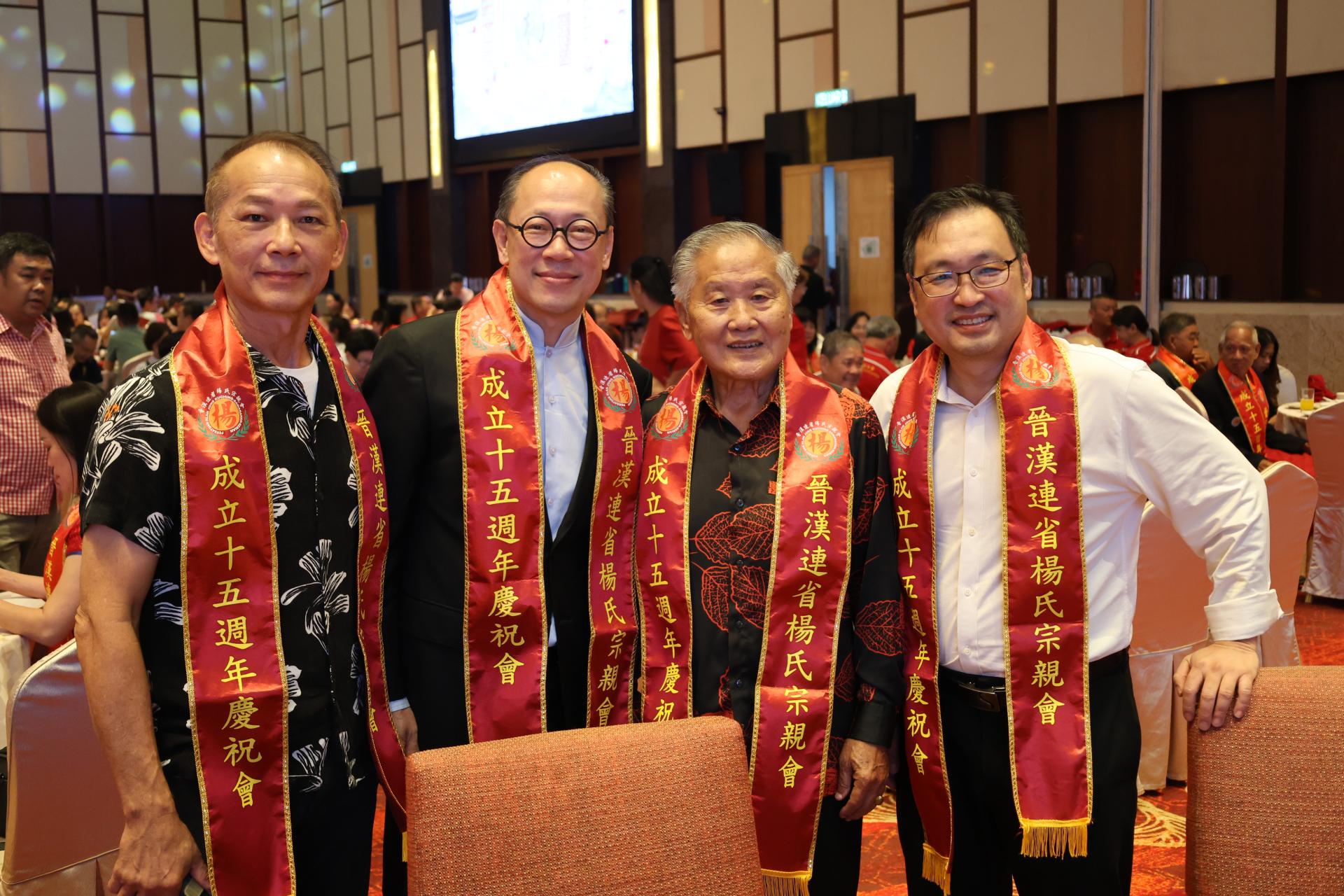 张健仁（右1）与拿督杨昆贤（右2）及杨氏宗亲代表合影。