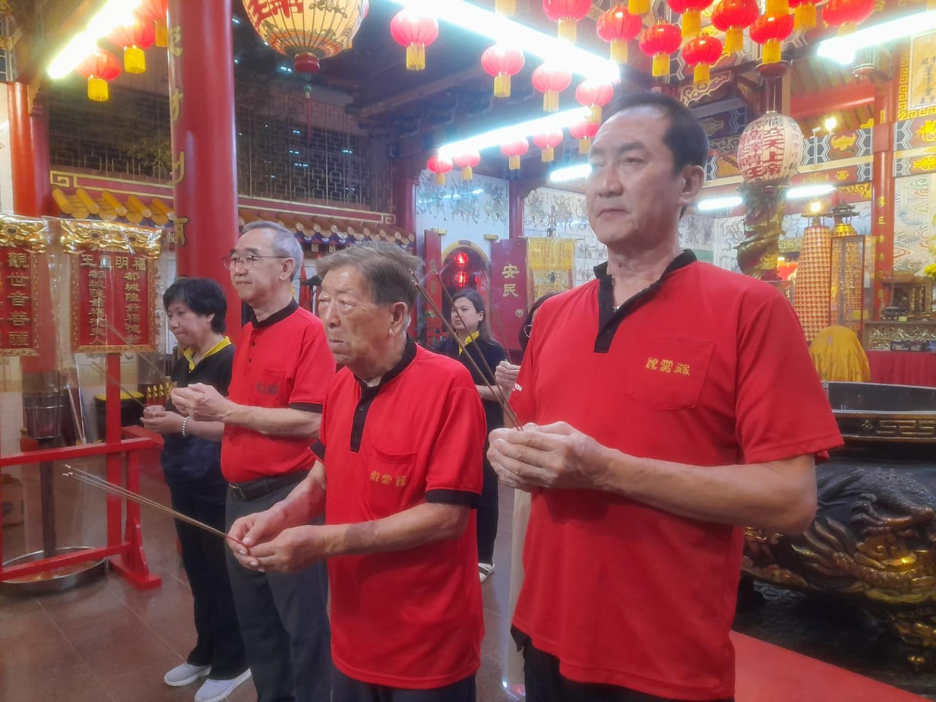 李永贞董事长与程永年、方腾忠上香拜祭