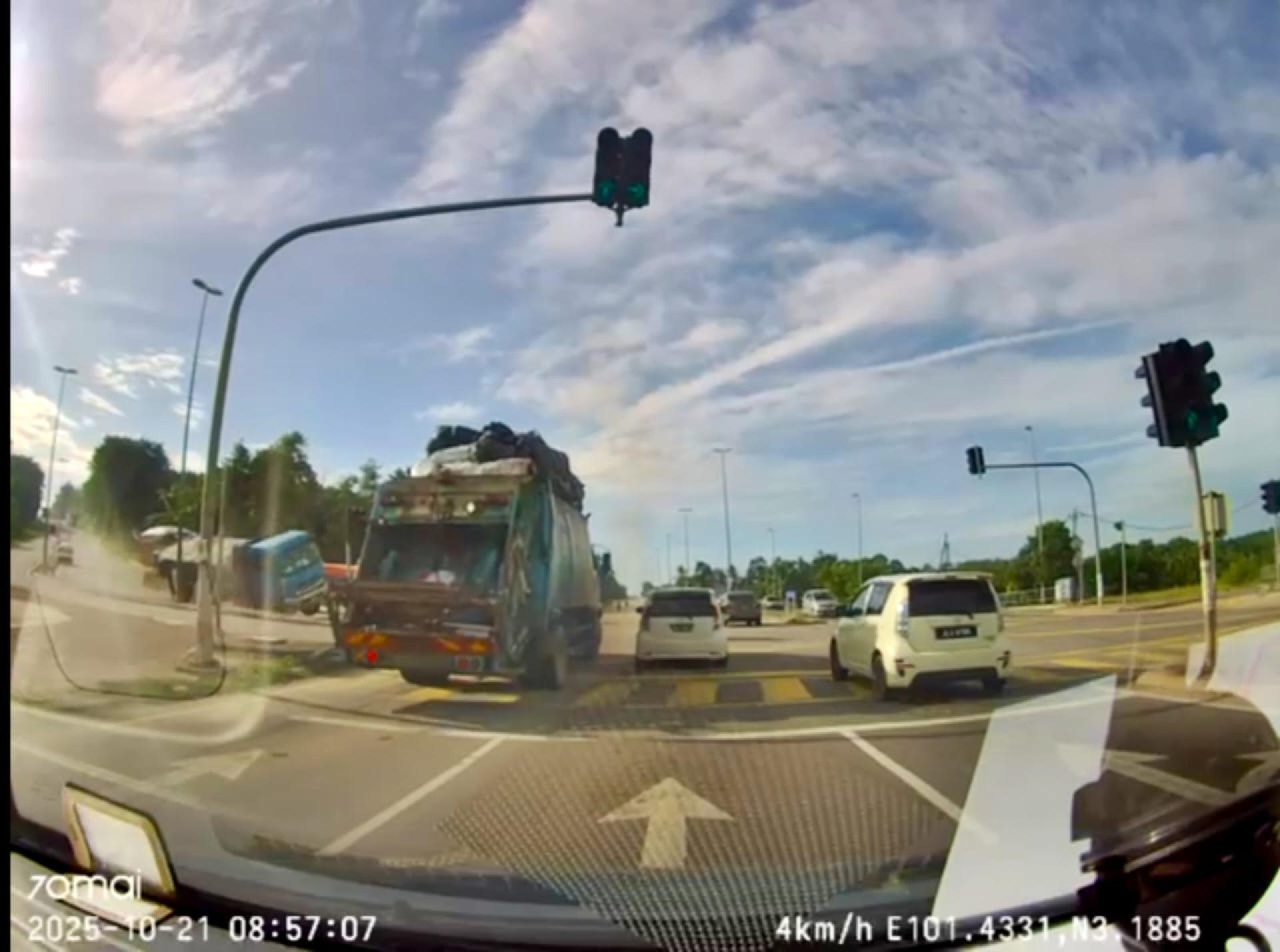 罗里失控在十字路口疾驶,没有停下。