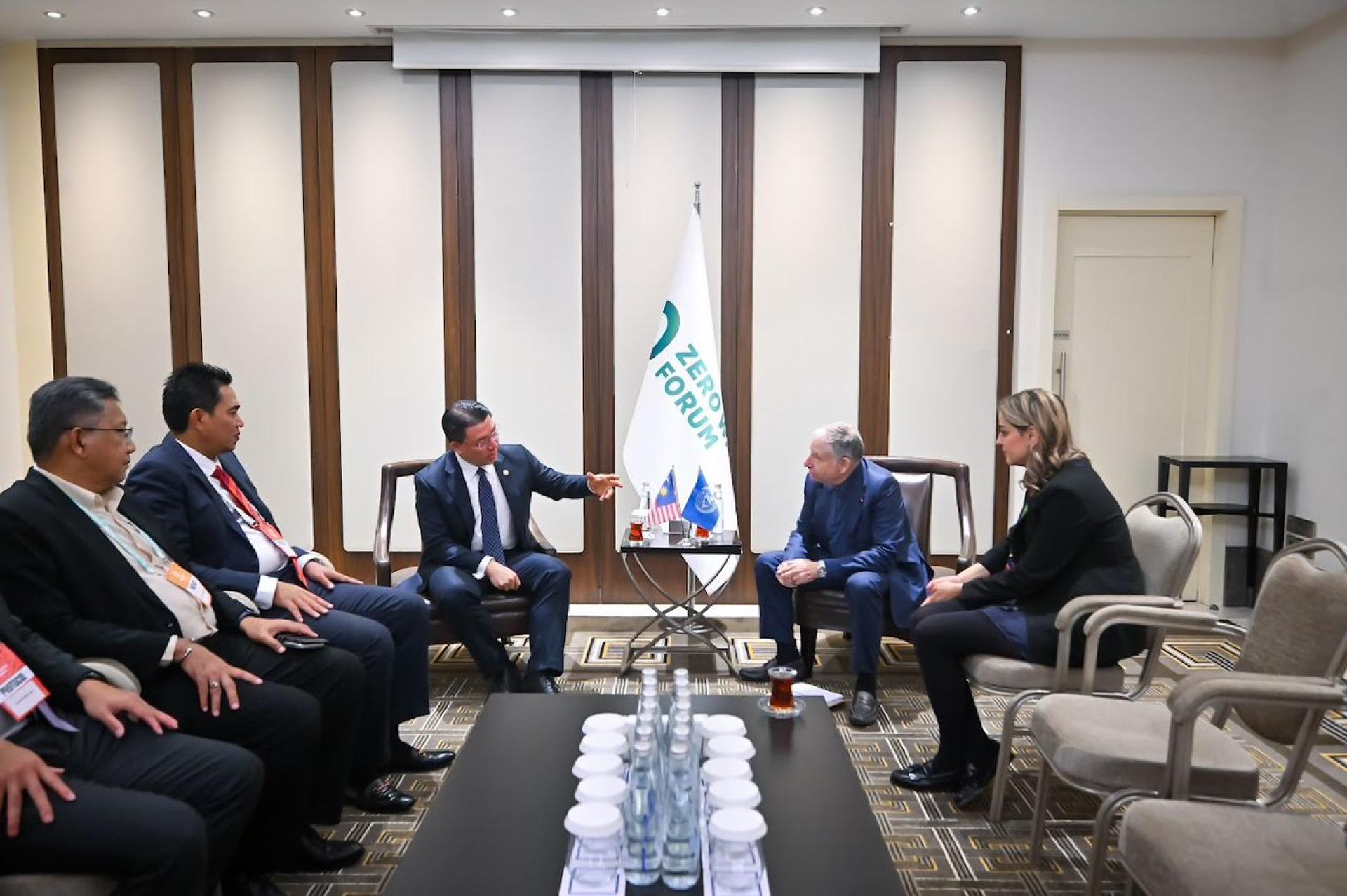 倪可敏率我国代表团与尚陶德举行双边会谈。左为我国固体废料处理局总监拿督阿兹哈博士及固体废料机构首度执行员卡立。