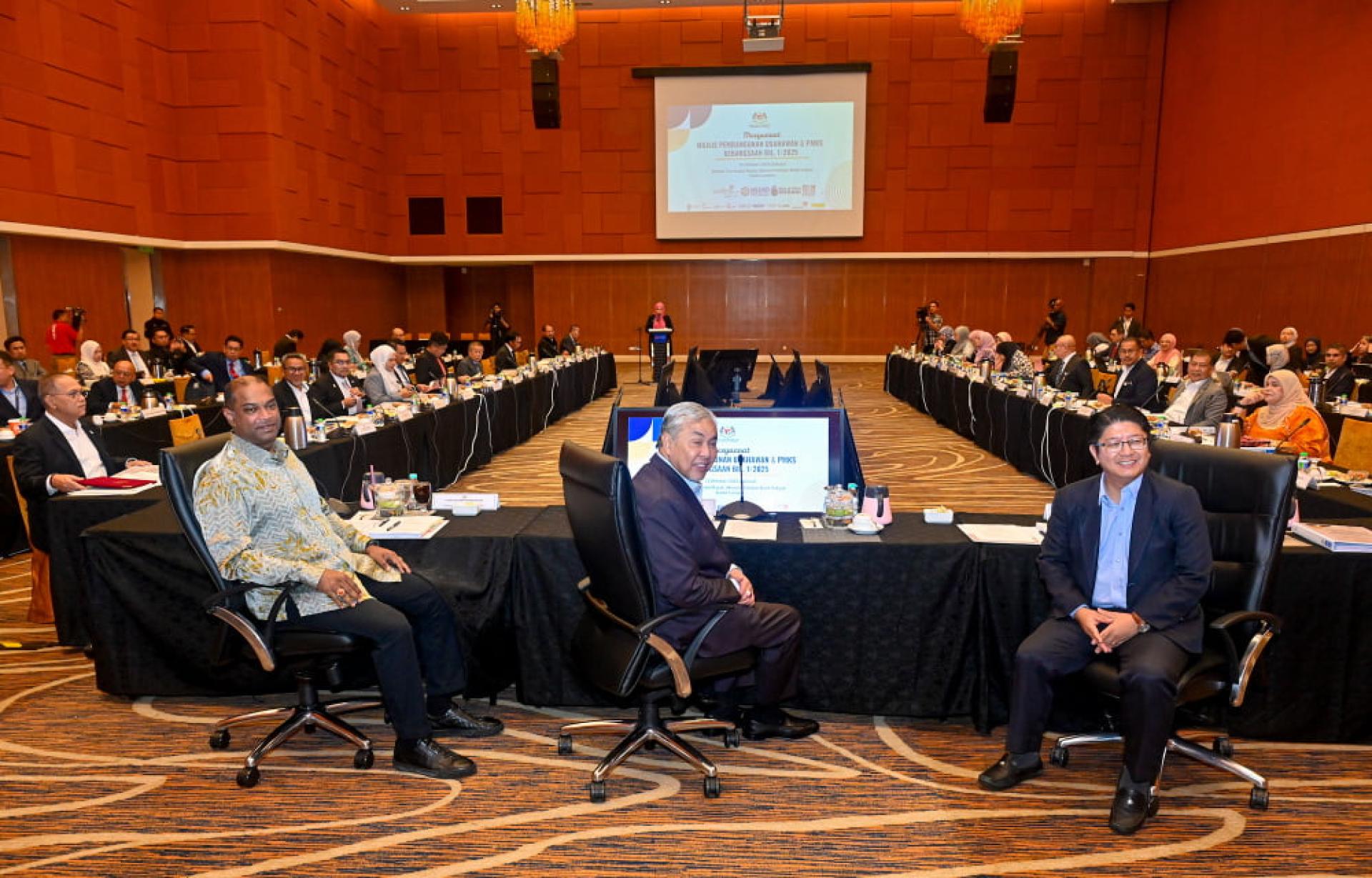 阿末扎希（中）主持国家微中小型企业发展理事会，旁为依温（右起）及拉玛南。