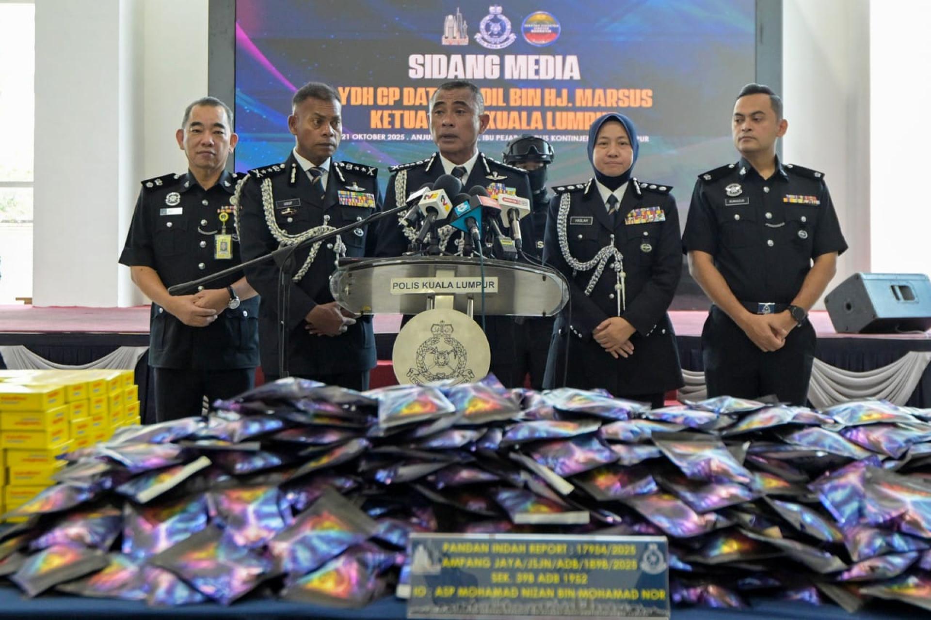 法迪尔(中)在记者会透露破案详情。