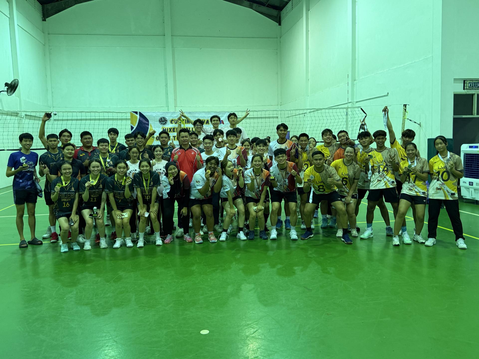 全体获得冠亚季军的队伍何嘉宾以及主办单位成员合影。