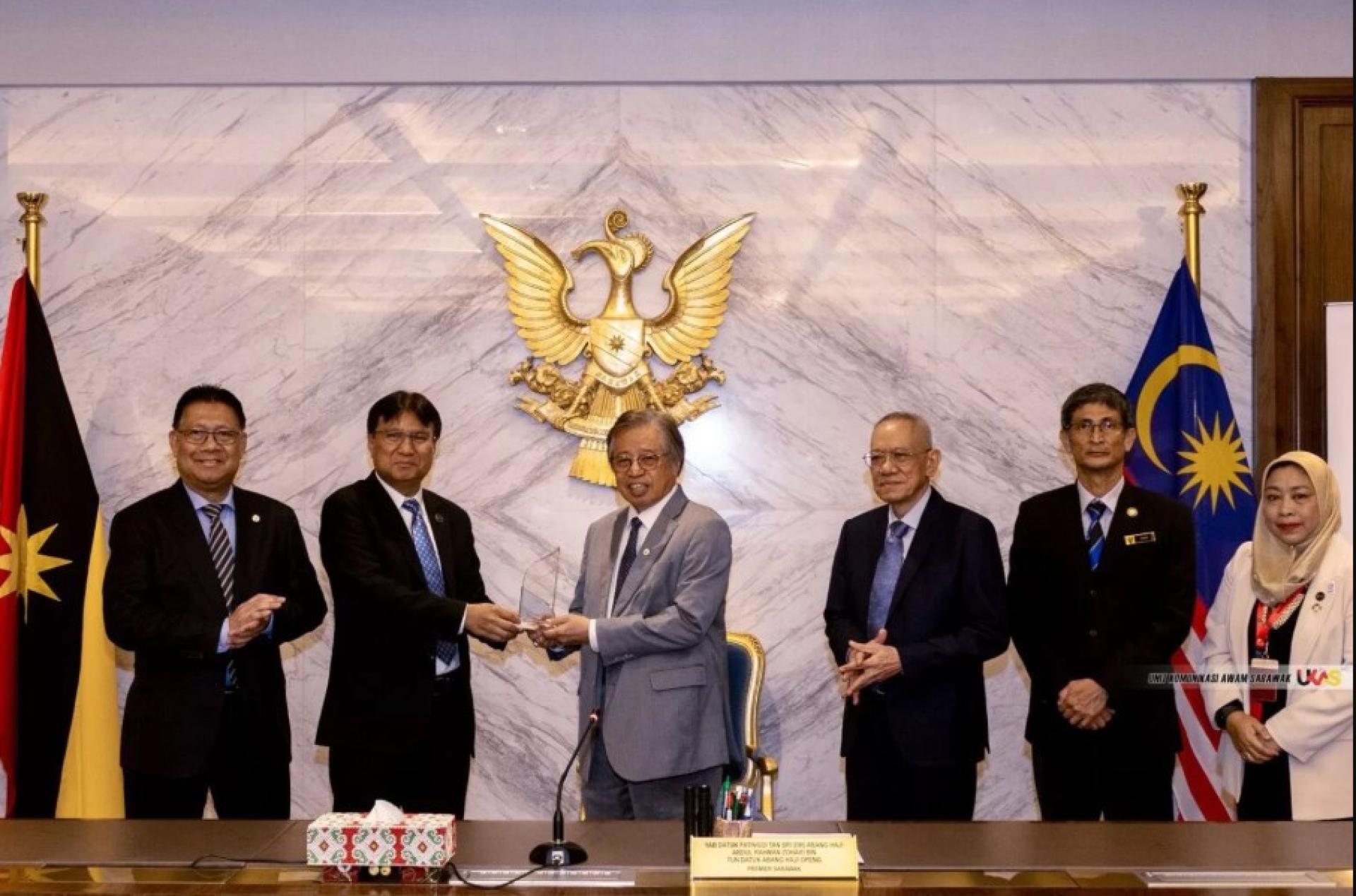 阿邦佐哈里（中）于2025年10月21日在古晋国家勇士大厦（Satria Pertiwi Complex）举行的颁奖仪式上，从沙比尼苏哈礼（左3）手中接领“国际水力发电协会蓝色星球奖2025”。