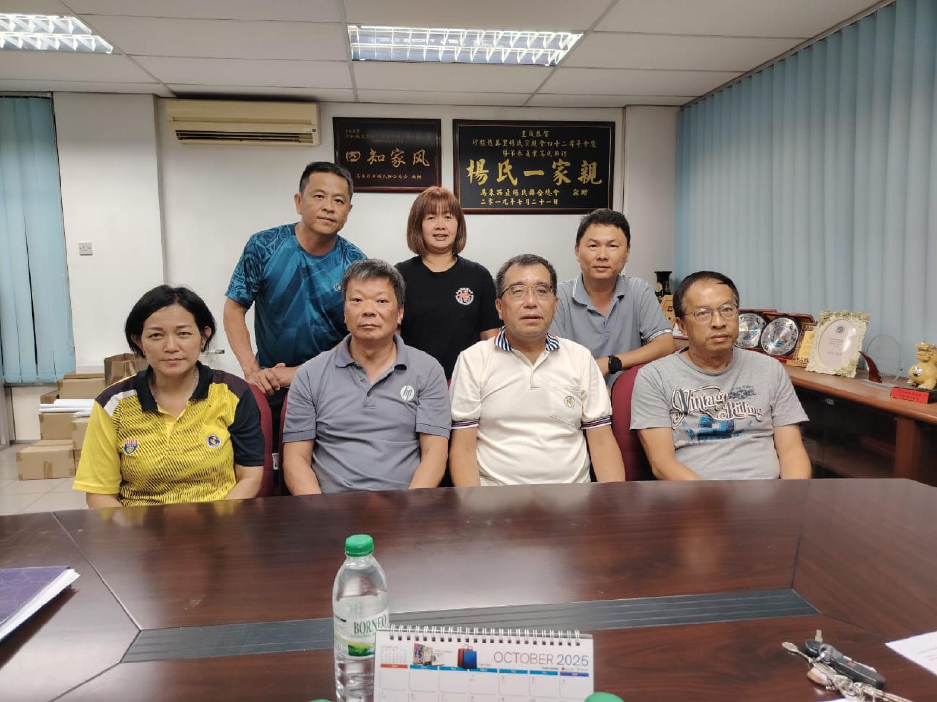 美里杨氏宗亲会理事会改选，选举委员会成员呼吁会员踊跃提名。前排右2为主任杨春德。
