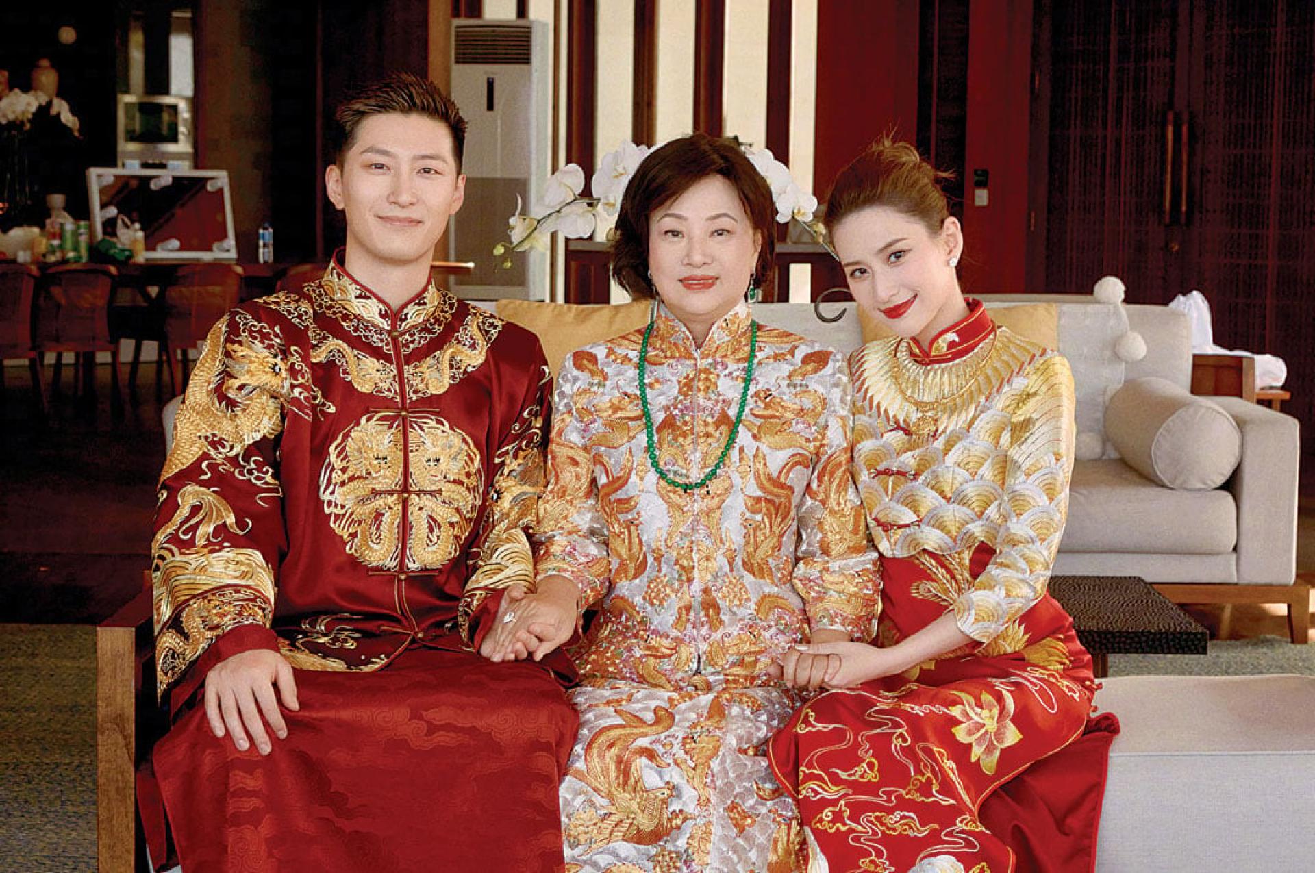 何超莲（右）和窦骁2023年在峇里岛举行婚礼，传何超莲母亲陈婉珍自掏腰包买单。
