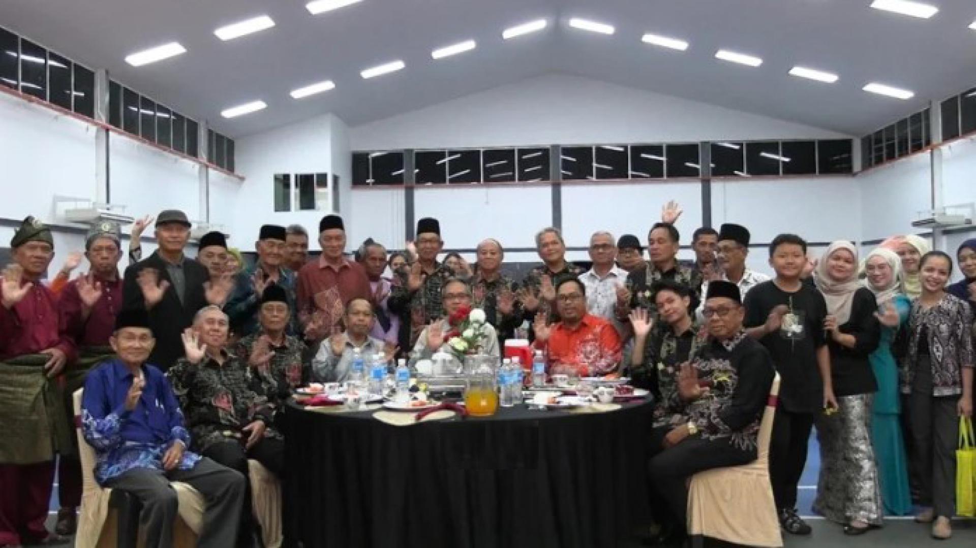 砂妇女、儿童及社区福祉部副部长拿督穆哈末拉兹西淡（Datuk Mohammad Razi Sitam，中）与与会者合影留念。