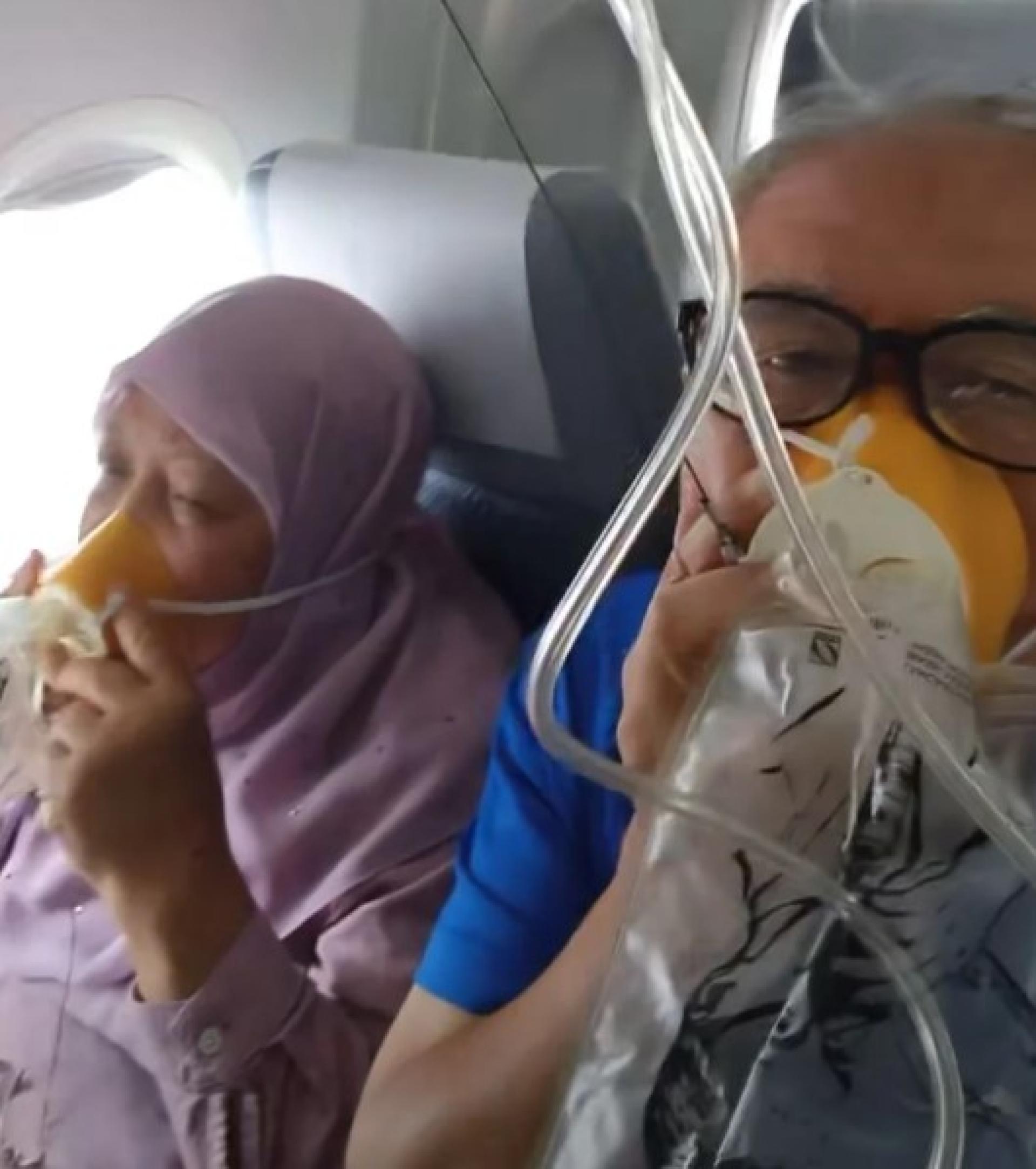 阿都嘉里（Abdul Jalil，左）与妻子在机上拍下气压骤降时的惊险瞬间。